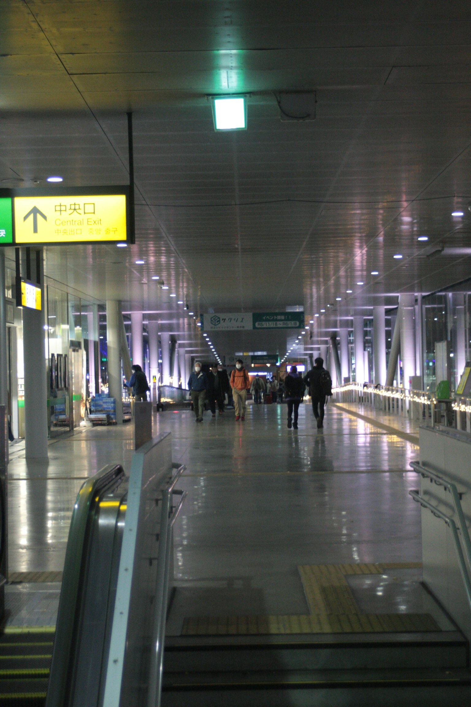 Pasillo brillante del aeropuerto con personas caminando