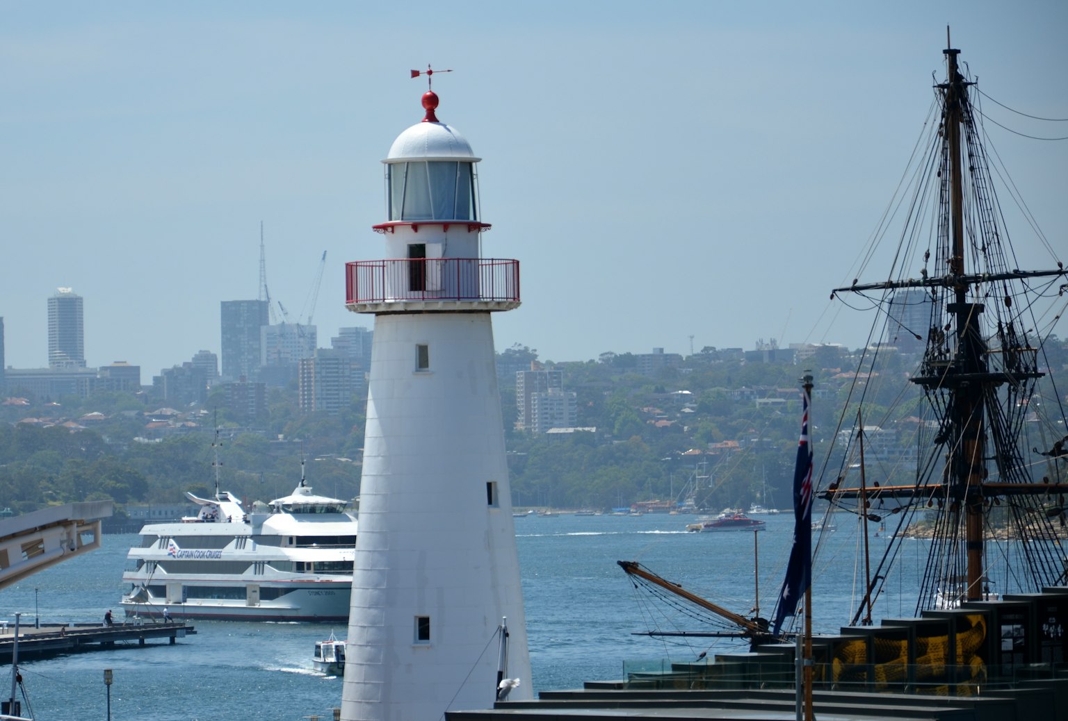 Faro bianco con yacht nel porto