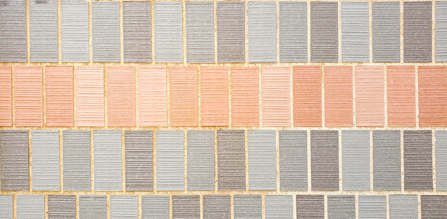 Mur moderne composé de carreaux de différentes teintes