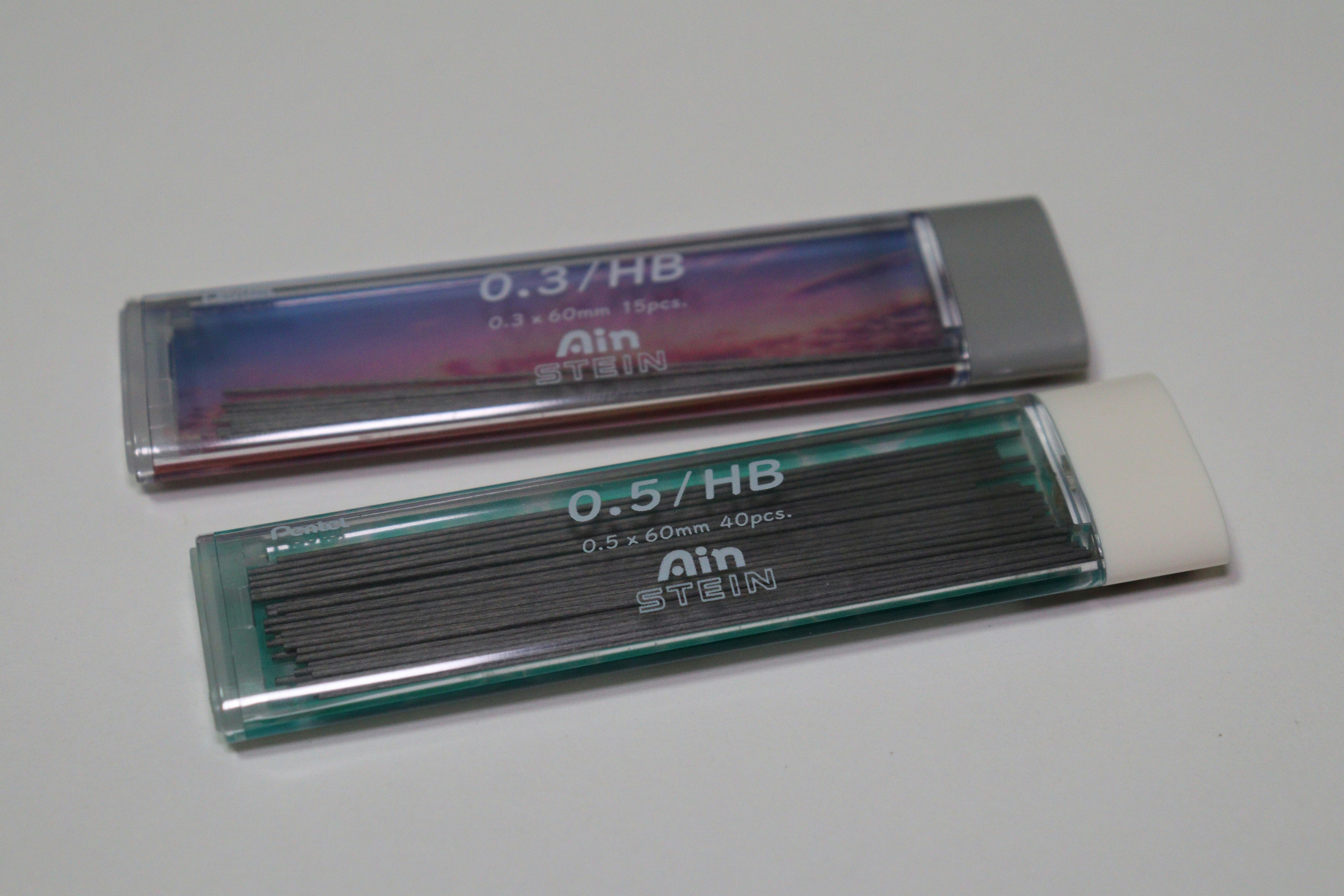 透明盒装的电池，标注0.37HB与0.5HB