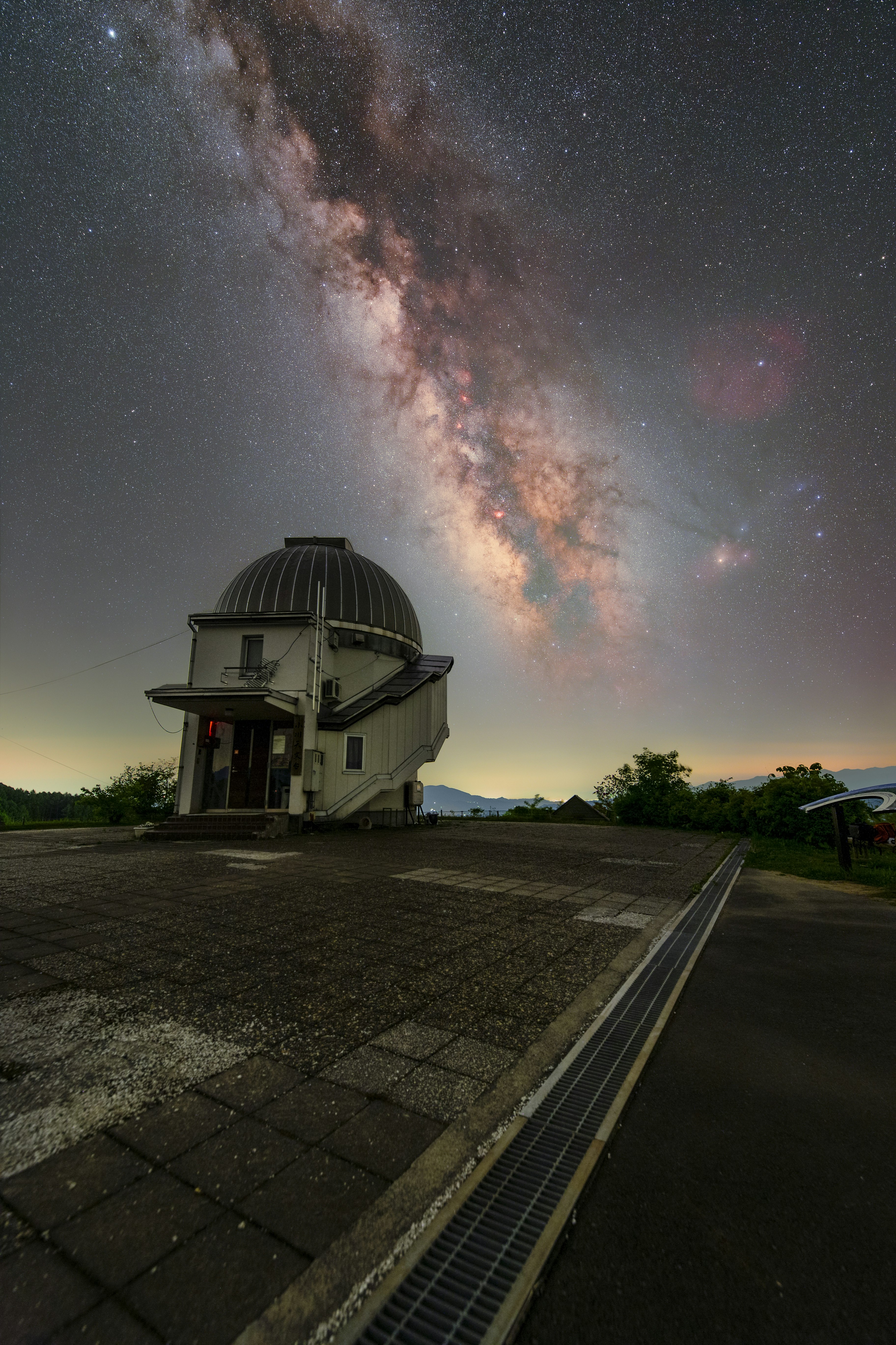 天の川が見える夜の展望ドームと広い駐車場