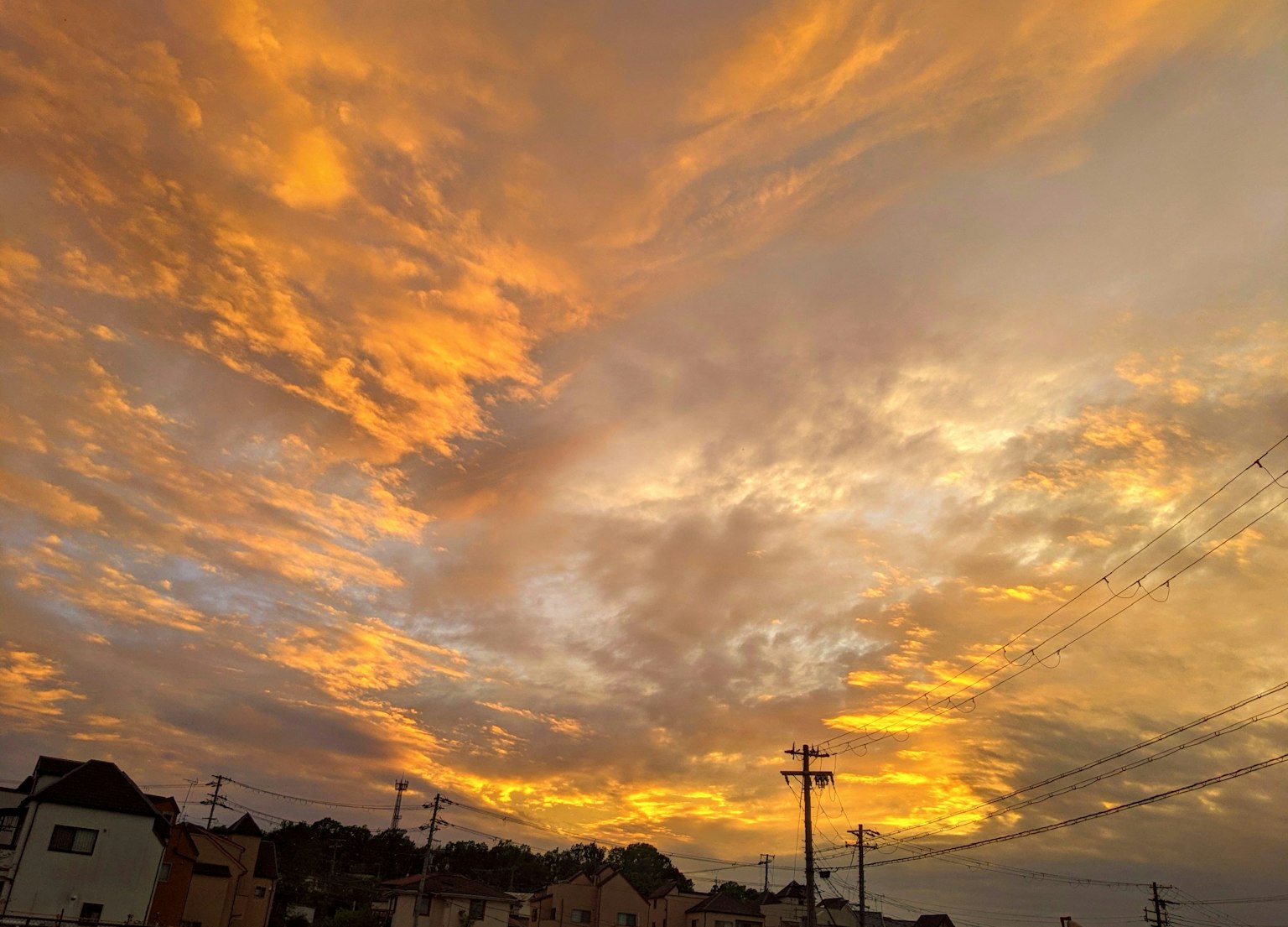 生動的日落天空與橙色和黃色的雲