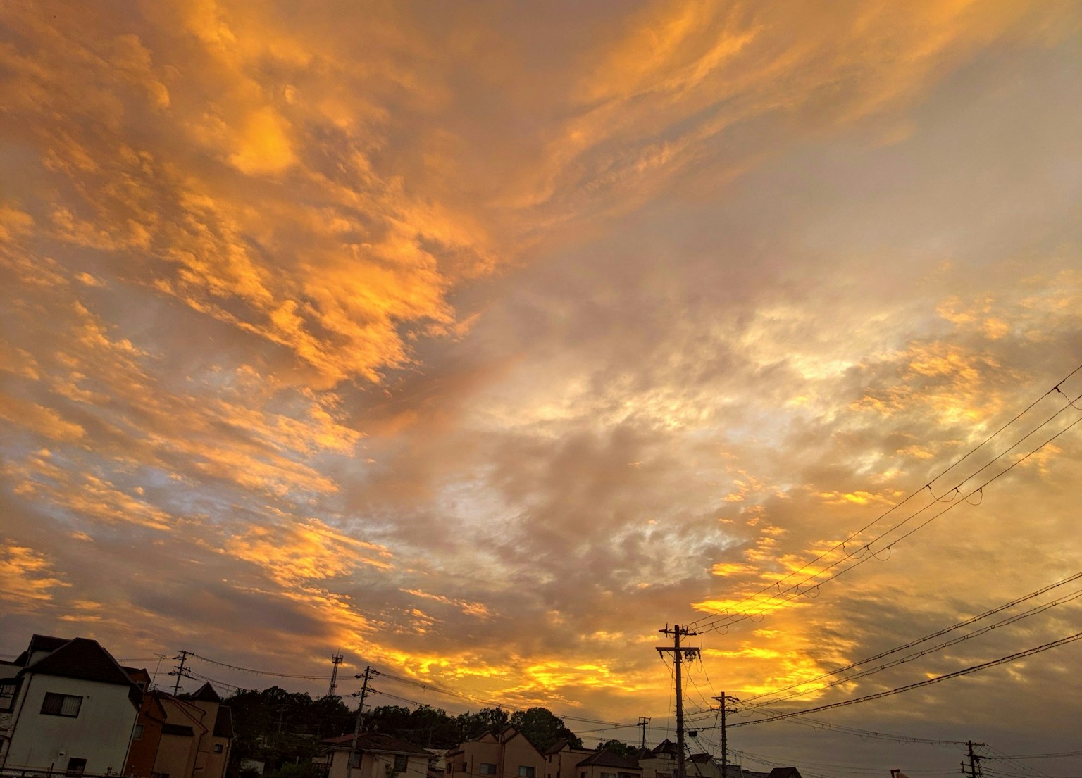 夕焼けの空にオレンジと黄色の雲が広がる景色