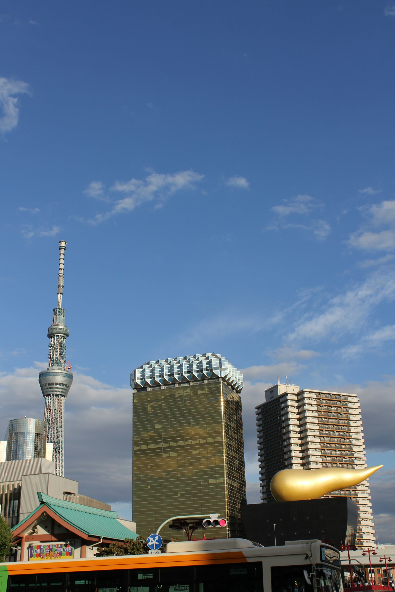 Tokyo Skytree e la torre della birra Asahi con cielo blu e nuvole