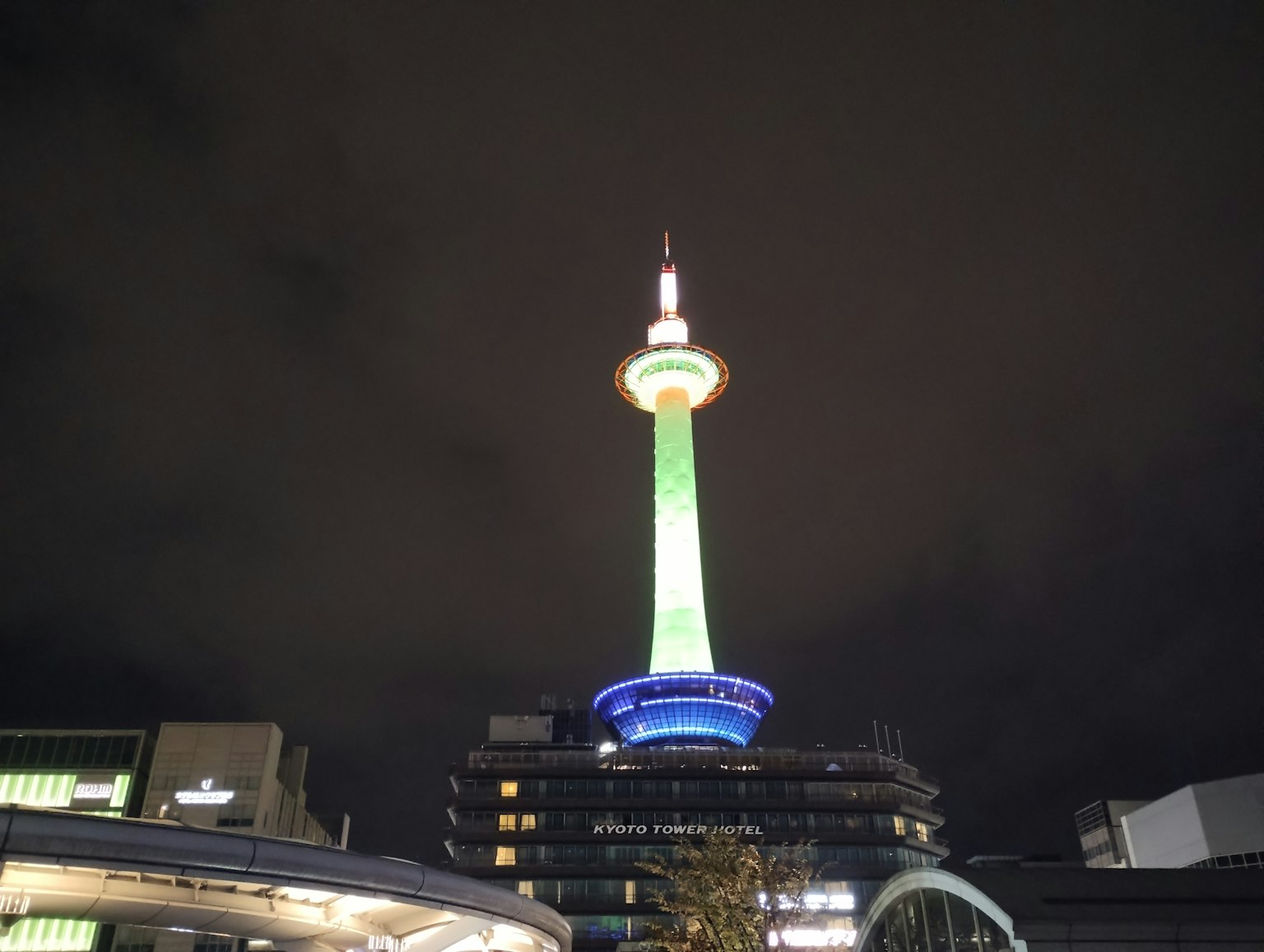 Torre di Kyoto illuminata di notte con luci verdi e blu