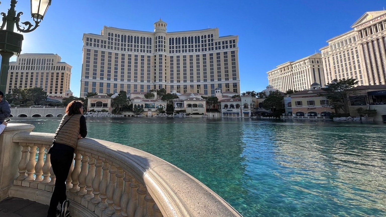 Frau, die die Aussicht auf das Bellagio Hotel und den Brunnen bewundert