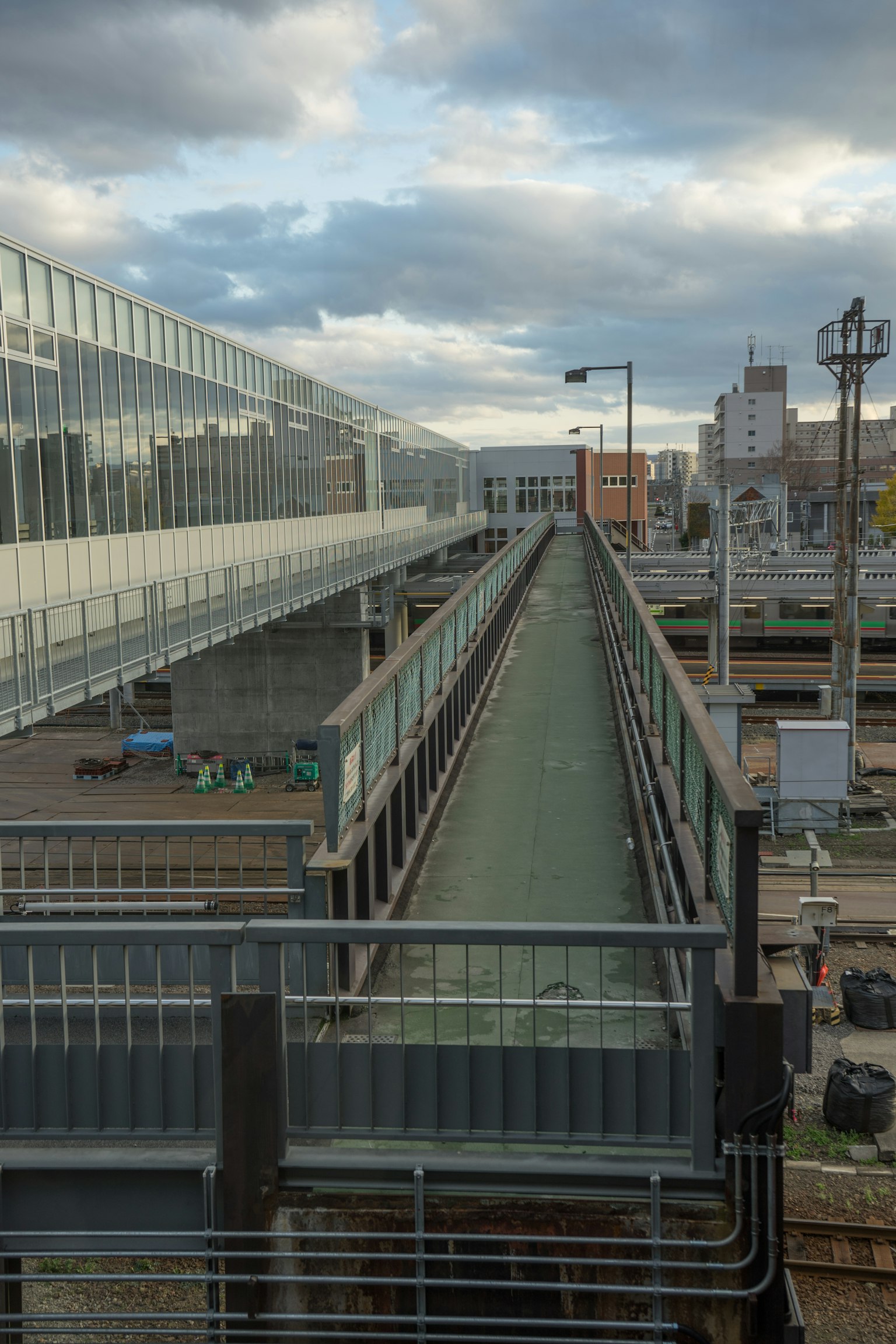 Vista di un moderno ponte sopraelevato e di un edificio della stazione