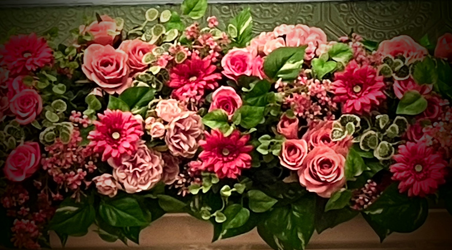 Sebuah susunan bunga cerah dengan mawar merah muda dan gerbera