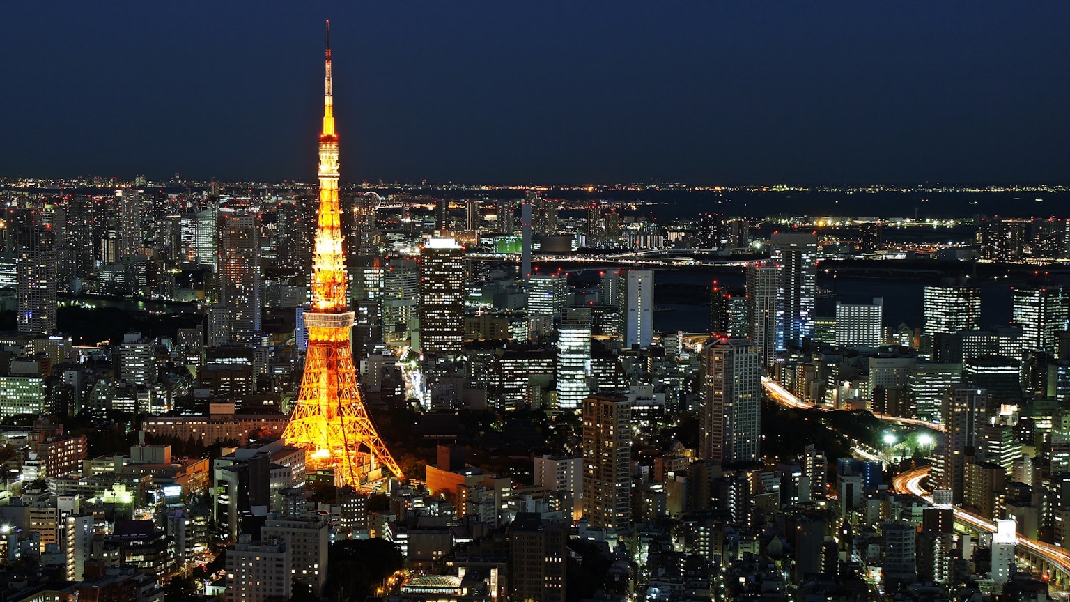 Tháp Tokyo được chiếu sáng vào ban đêm với toàn cảnh thành phố tuyệt đẹp
