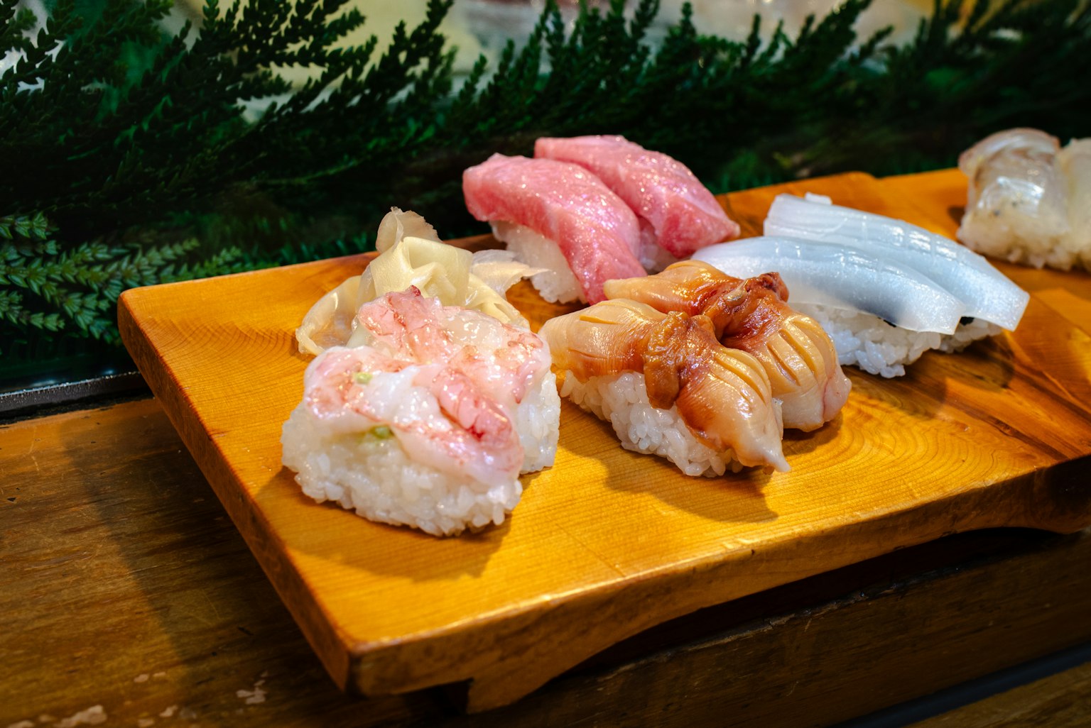 Sushi tươi được sắp xếp trên đĩa gỗ