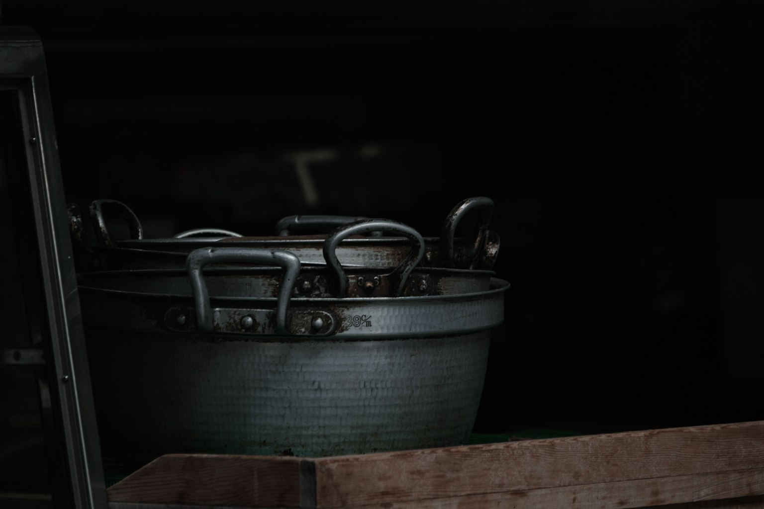 暗色背景上的金属桶和把手