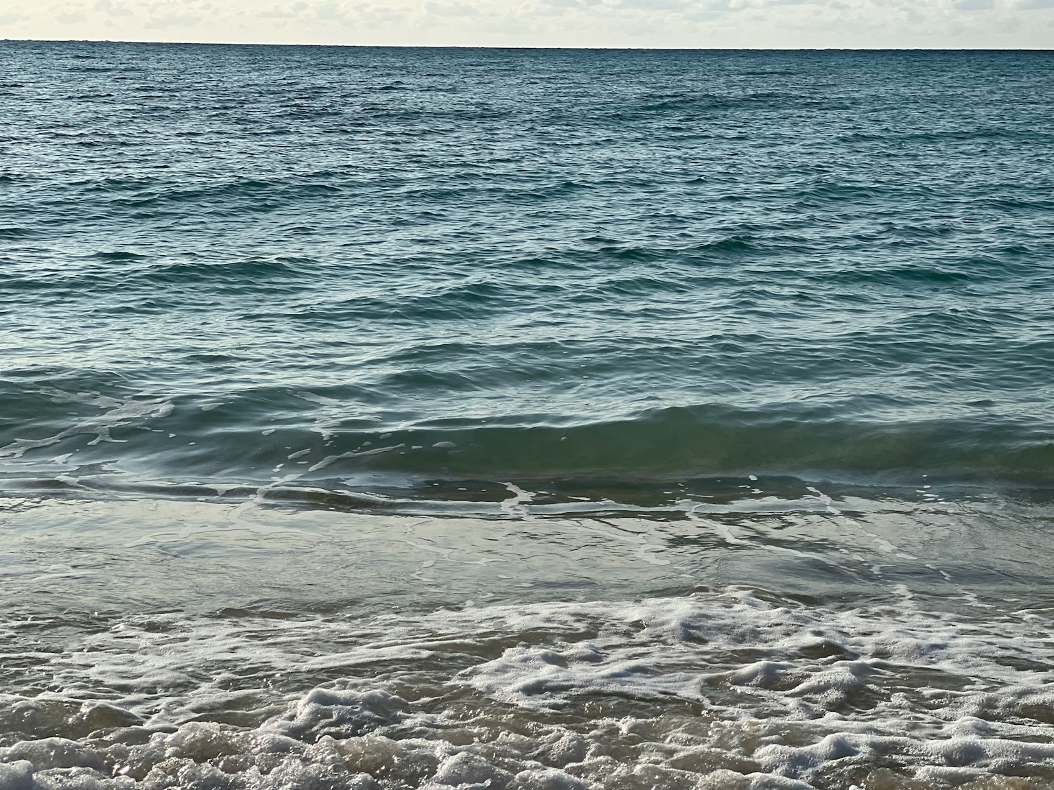 平靜的海洋景觀，波浪拍打沙灘