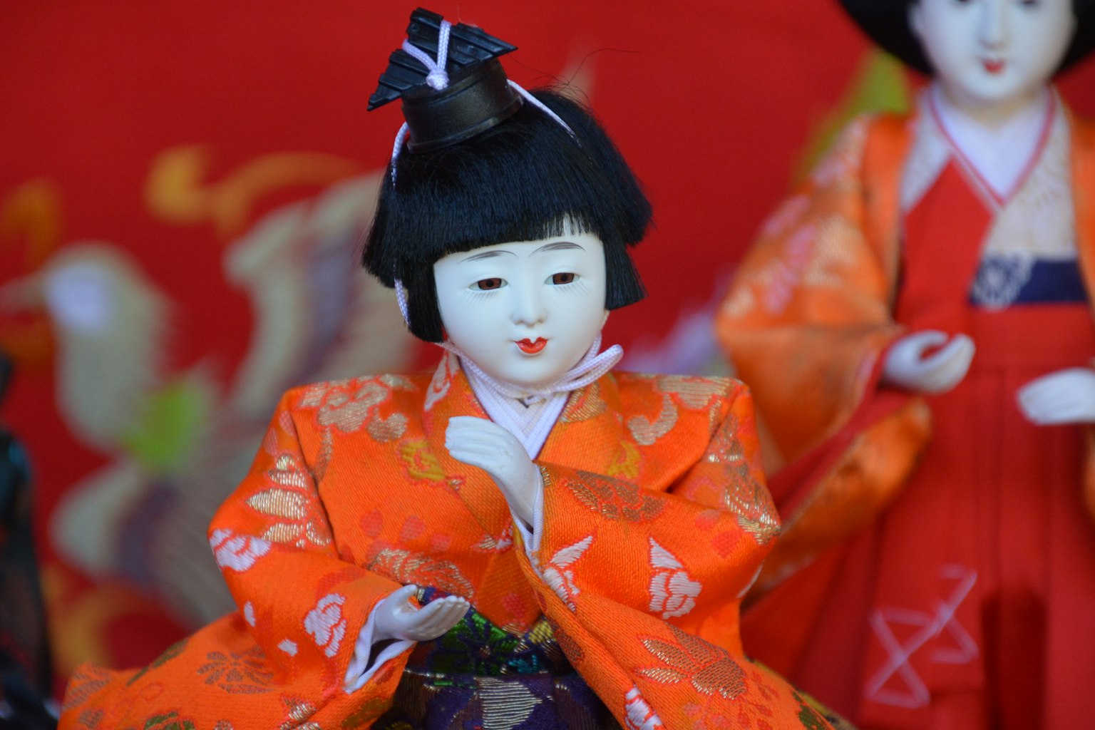 Cận cảnh búp bê Nhật Bản truyền thống mặc kimono màu cam