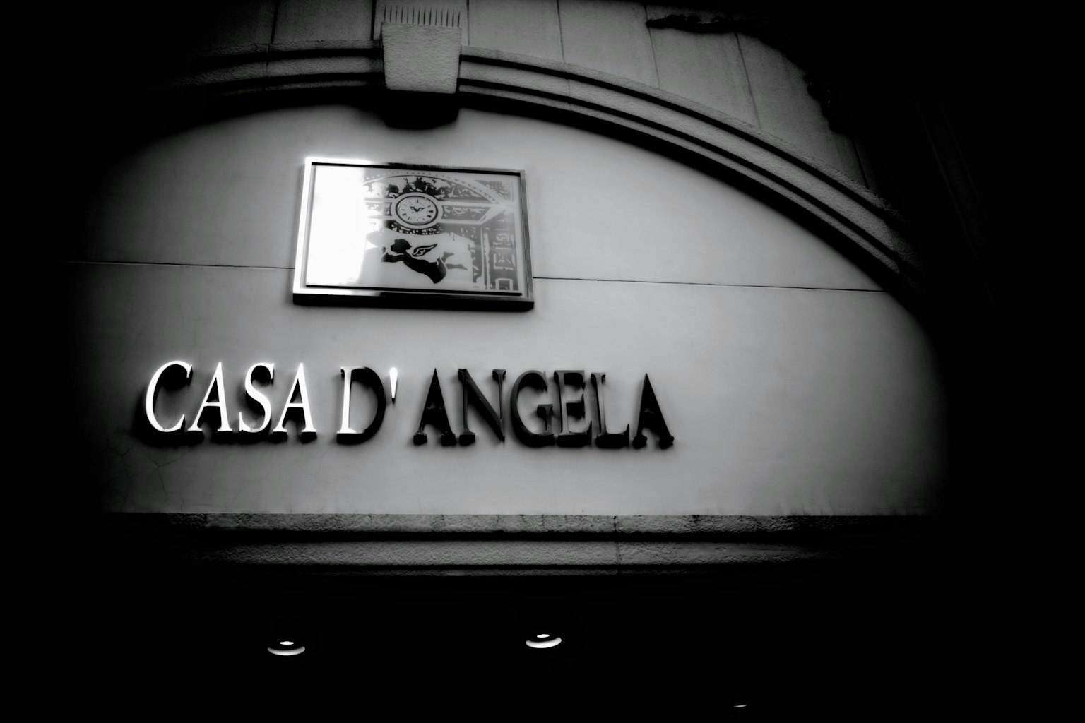 Casa d'Angela-Schild in Schwarzweiß präsentiert