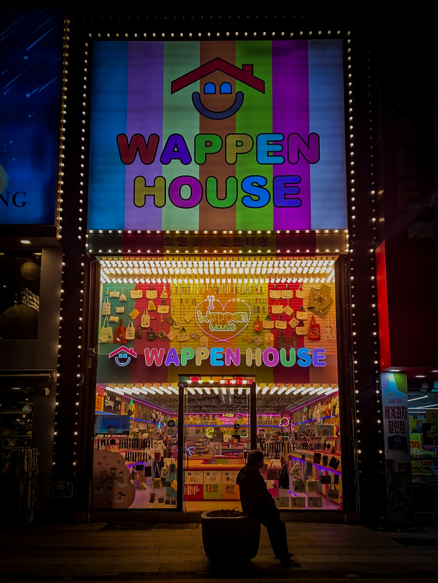 「WAPPEN HOUSE」の看板が並ぶ店先の夜景