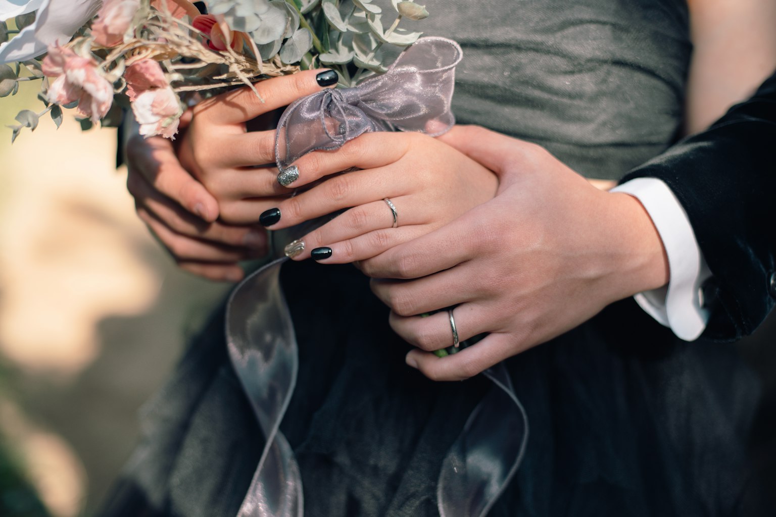 一对情侣手握花束的特写