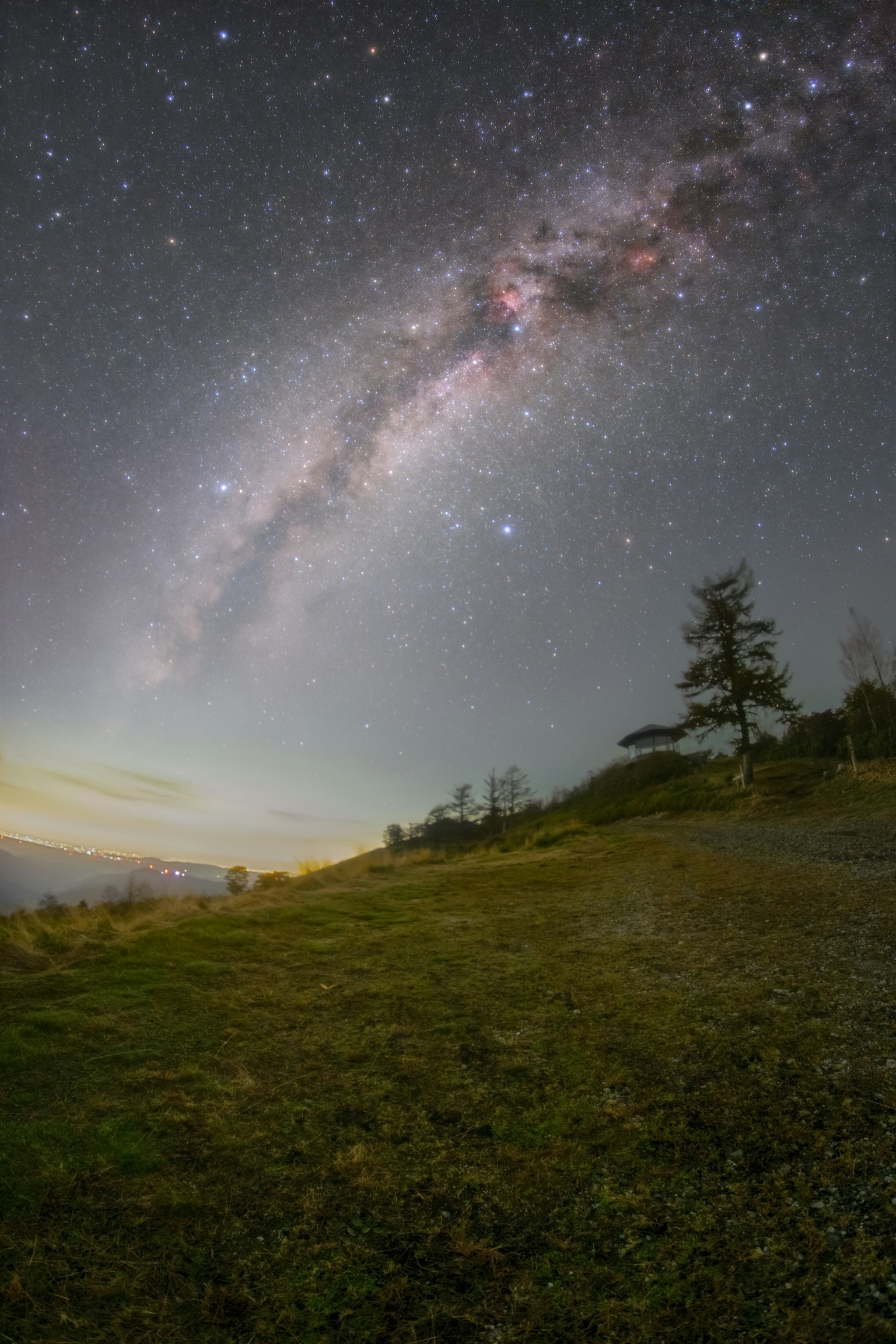 Impresionante vista de un cielo estrellado con la Vía Láctea