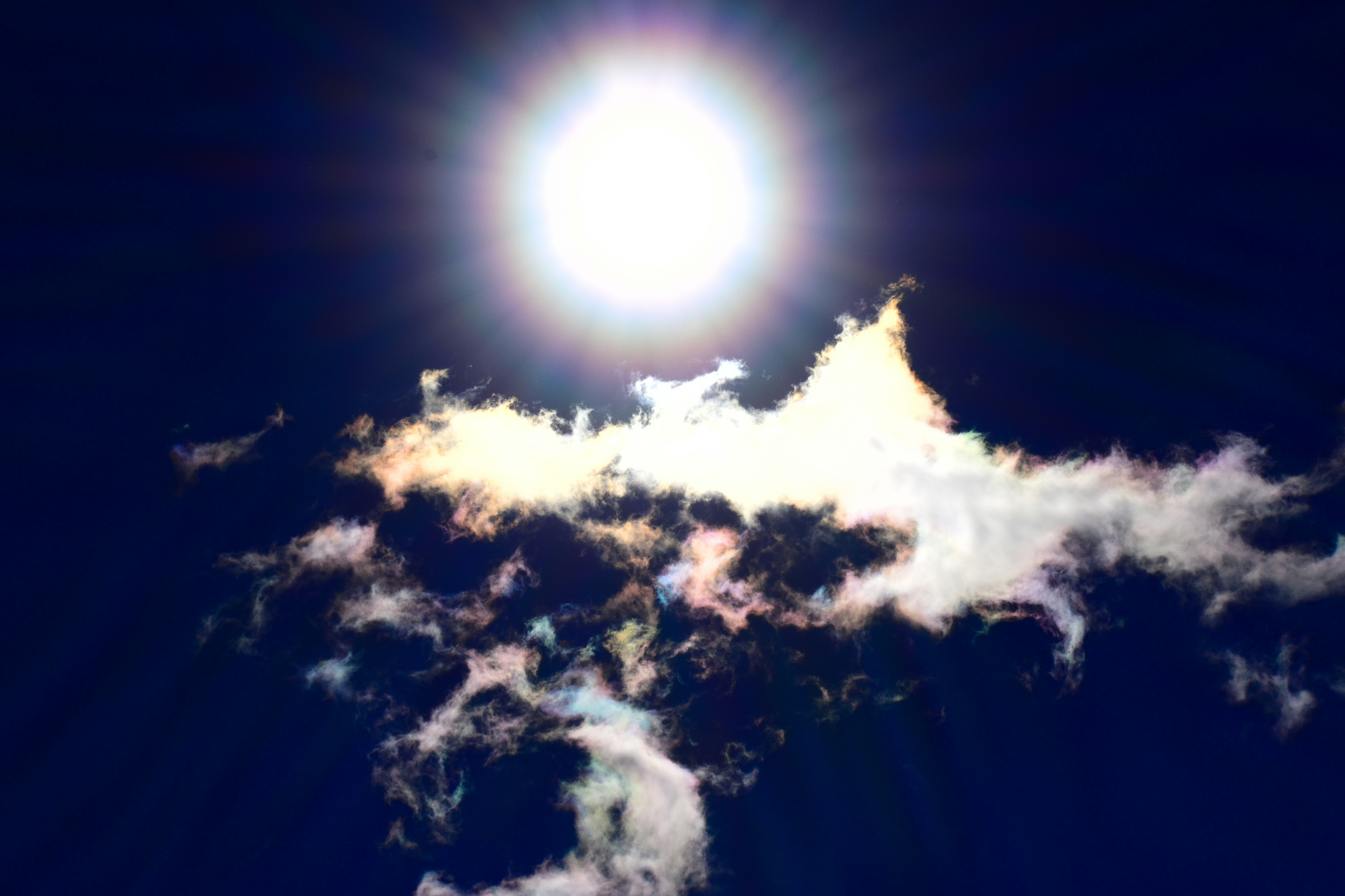 太陽の光と雲の花粉光環、虹色の空
