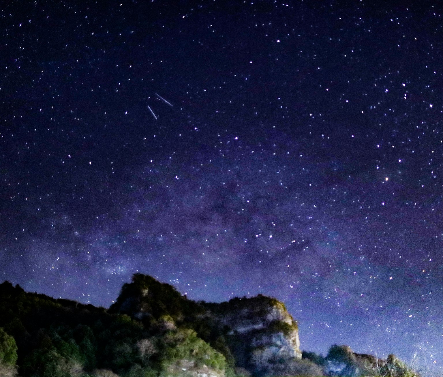 Langit malam yang indah dipenuhi bintang dan galaksi