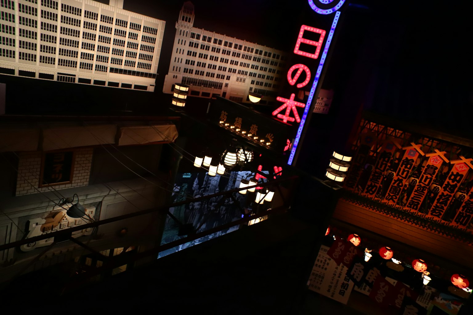 夜景，包含城市景觀和霓虹燈標誌