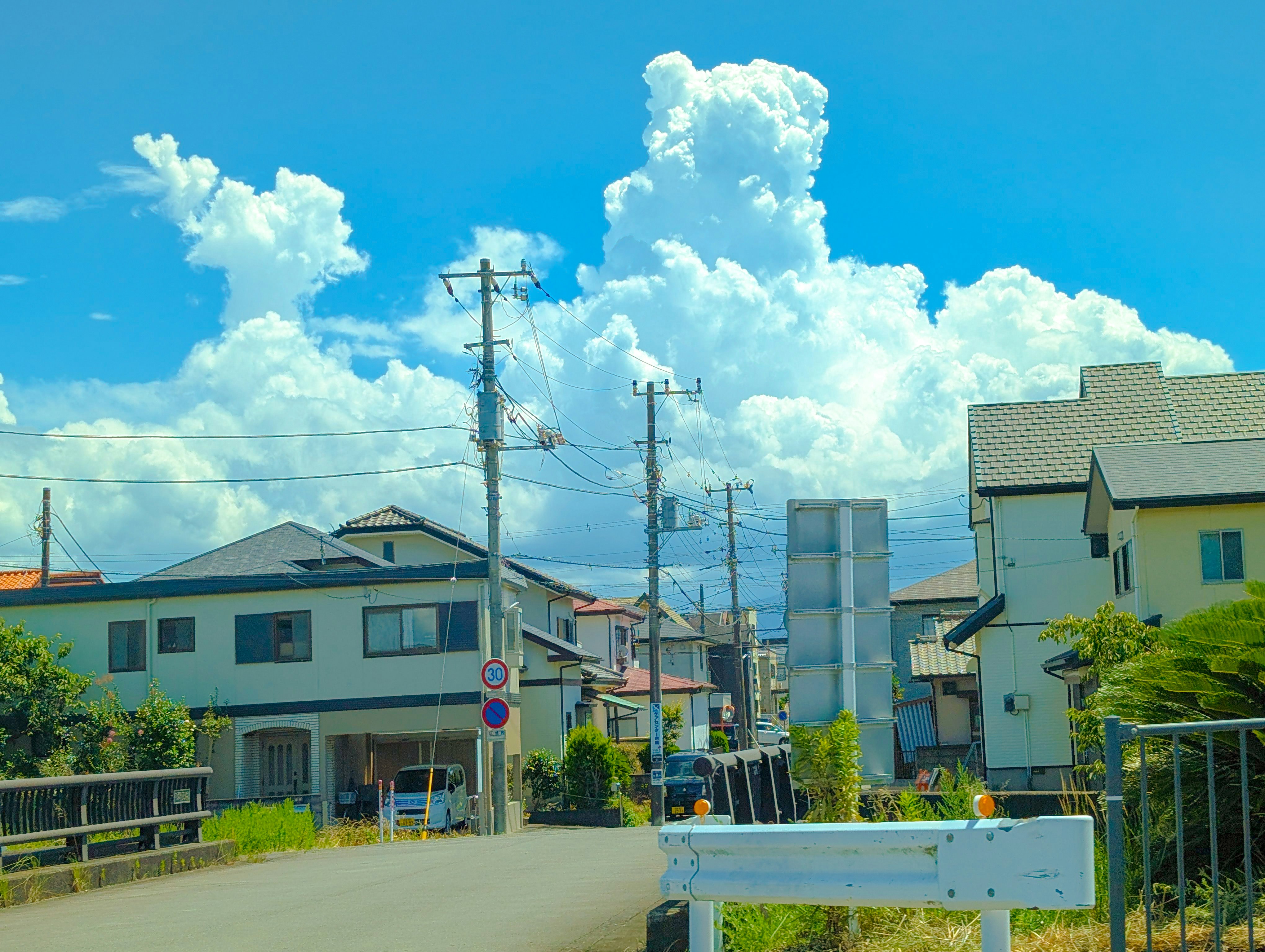 入道雲が広がる青空の住宅街の風景