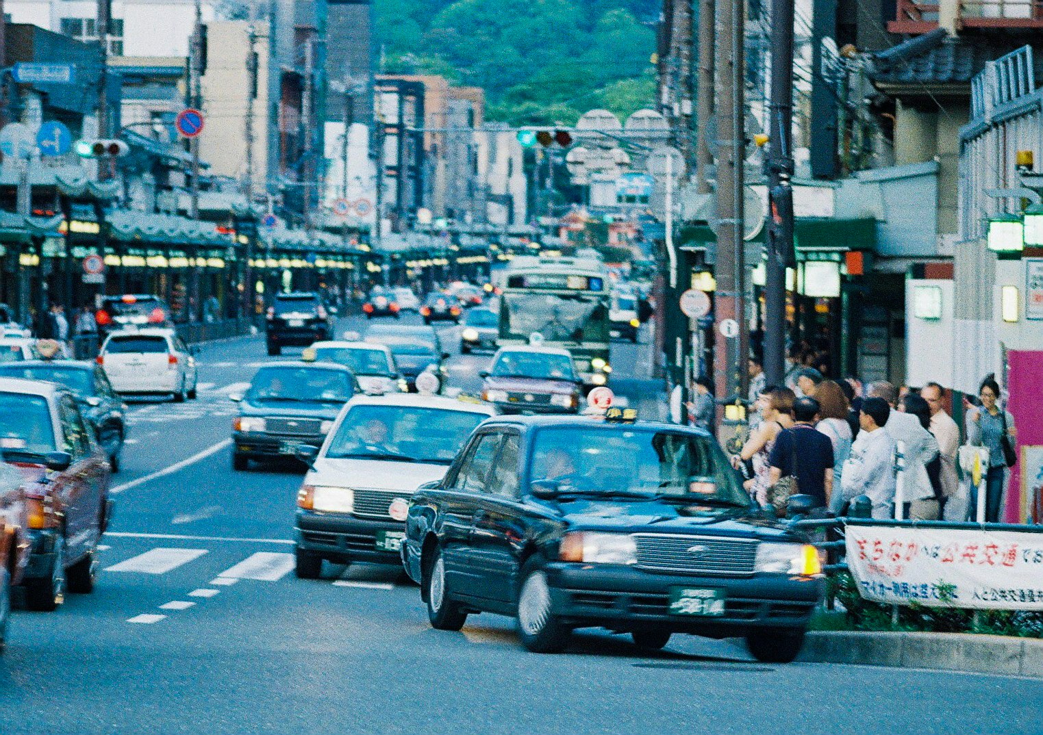 城市主干道上经典老爷车在车流中行驶