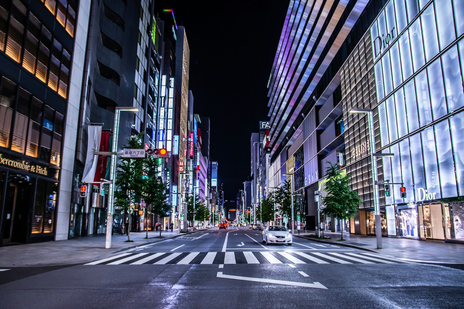 Vue nocturne d'une intersection urbaine avec des gratte-ciels illuminés