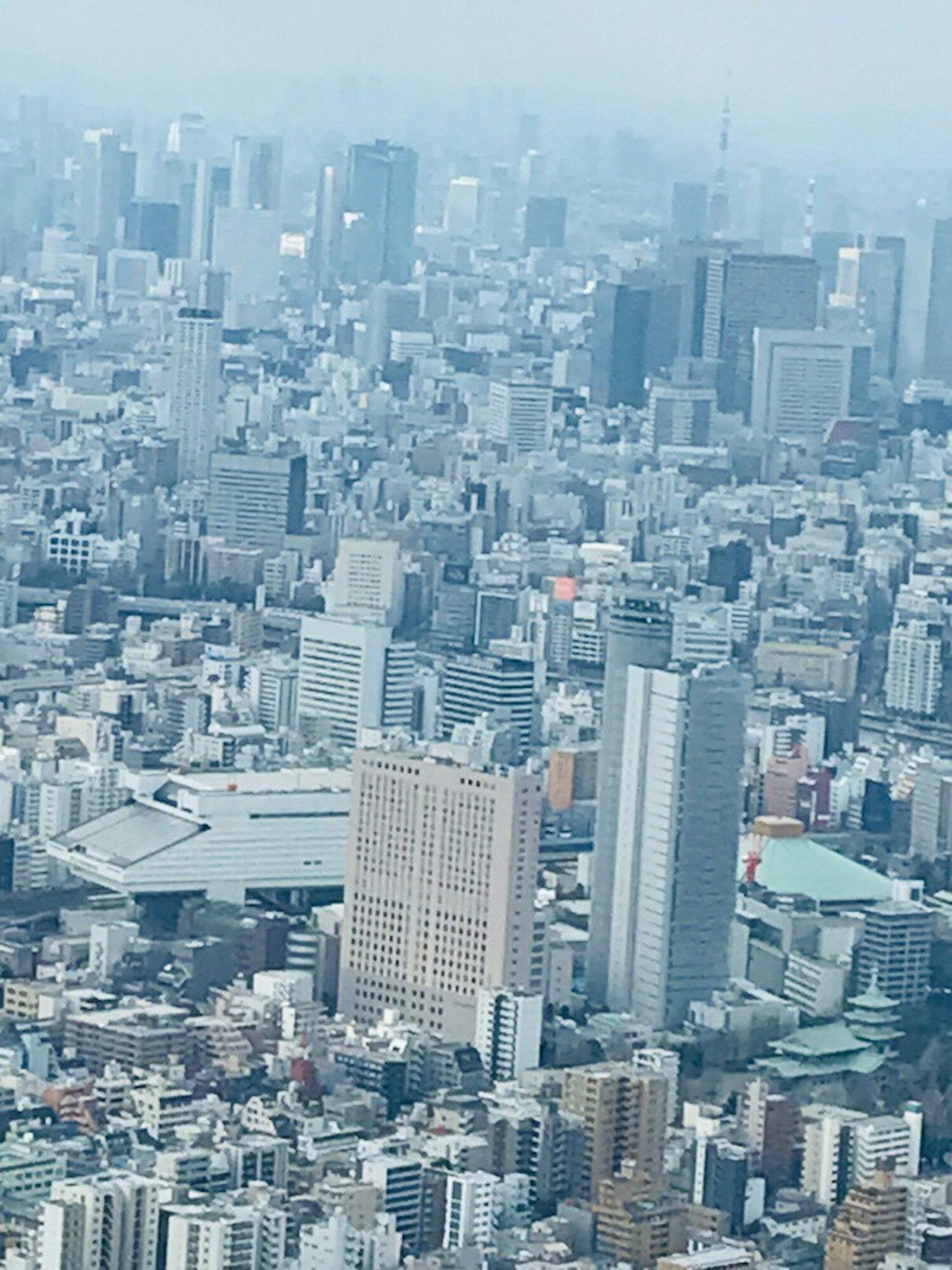 Pandangan udara dari garis langit Tokyo menampilkan banyak pencakar langit