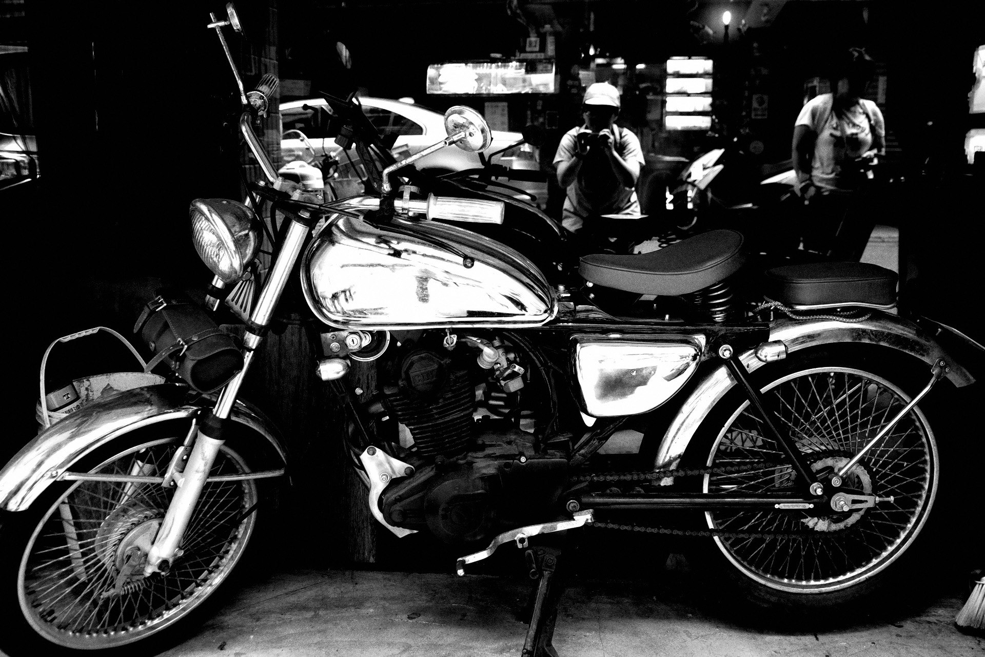 バイクが並ぶ夜のガレージのような空間