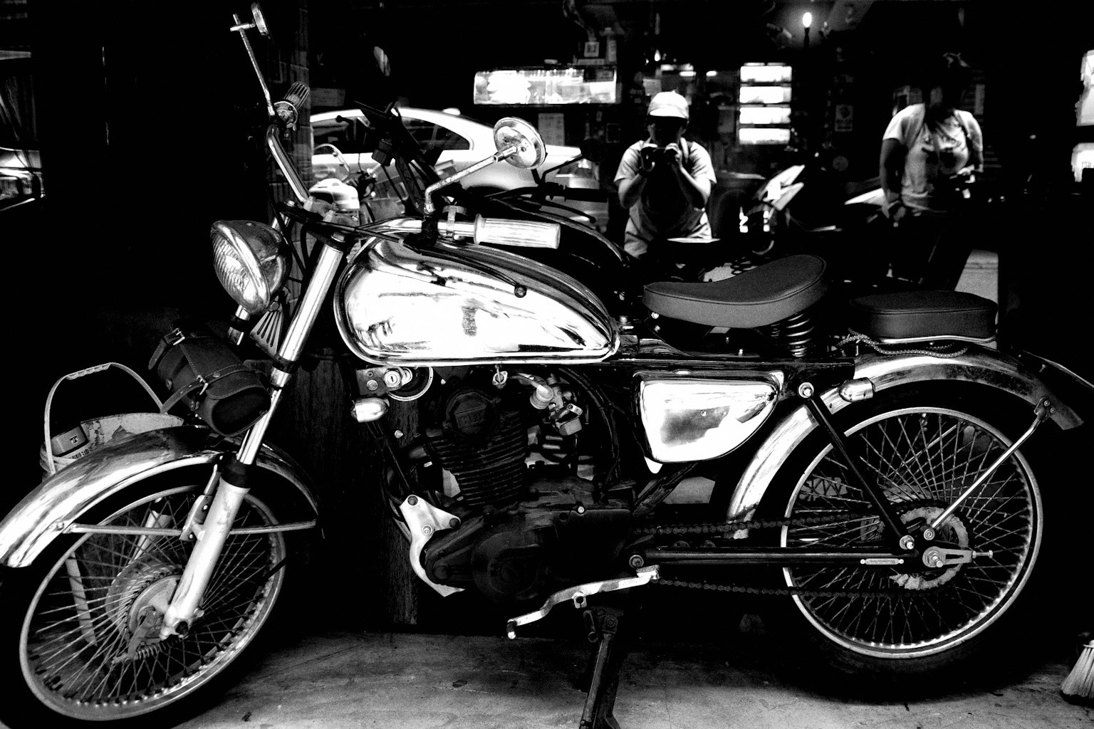 黒と白のバイクが店内に展示されている様子