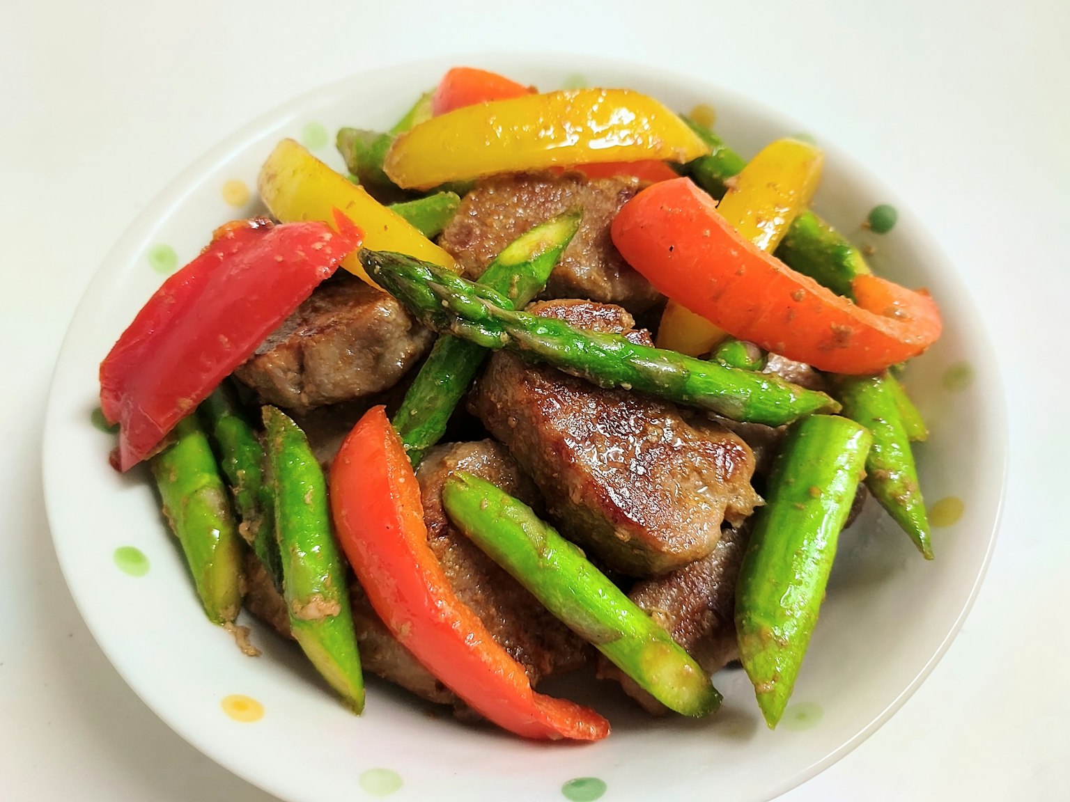 Thịt bò xào và rau củ nhiều màu trong bát