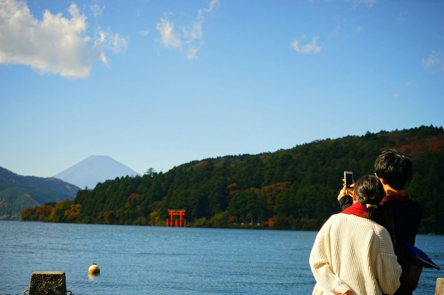 Coppia che scatta una foto con il Monte Fuji sullo sfondo vicino al lago