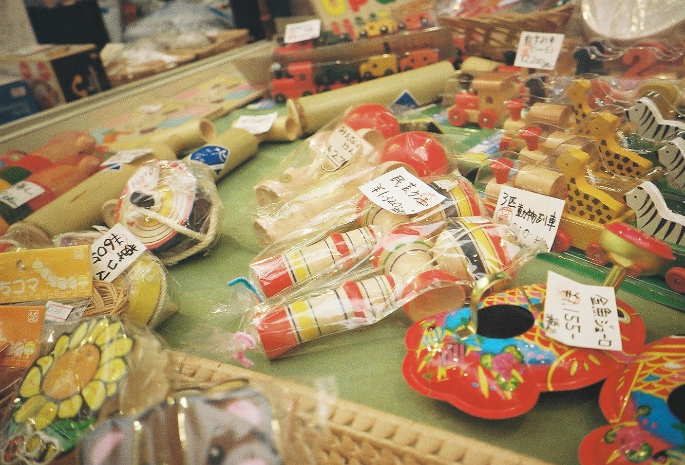 quầy trưng bày kẹo và bánh kẹo nhiều màu trong cửa hàng