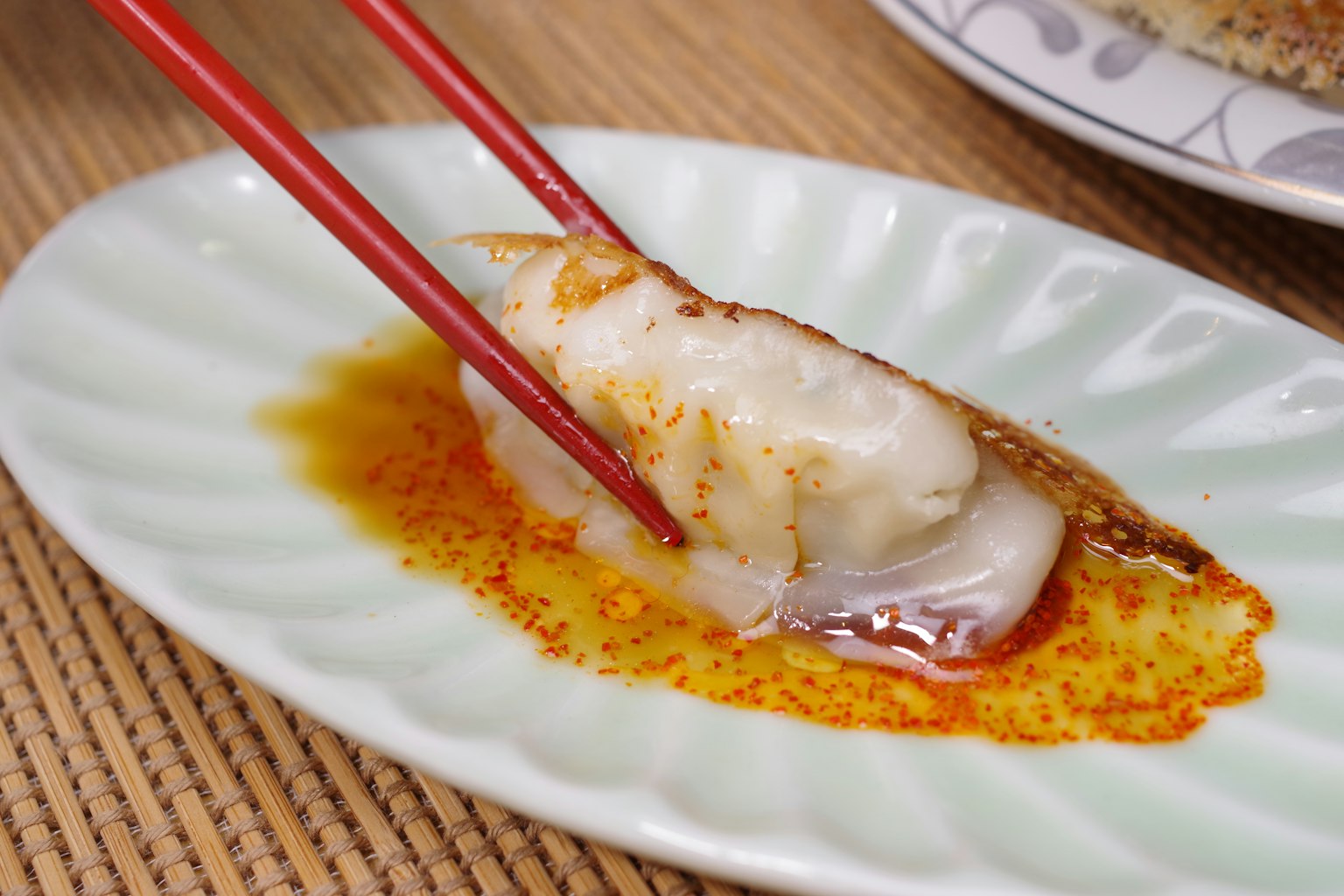 Sushi di gambero con salsa preso da bacchette rosse