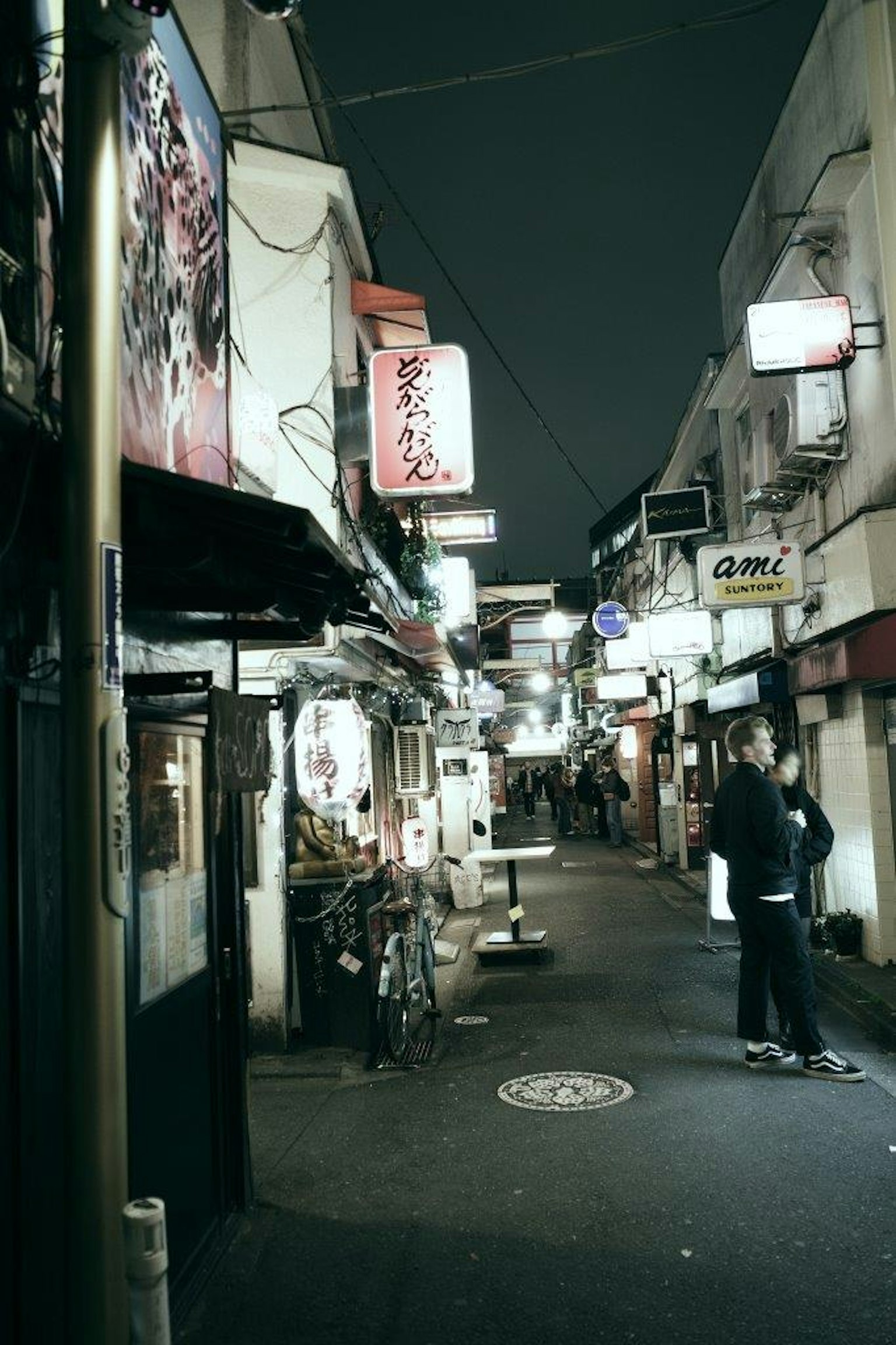 夜間狹窄的小巷，有各種商店招牌