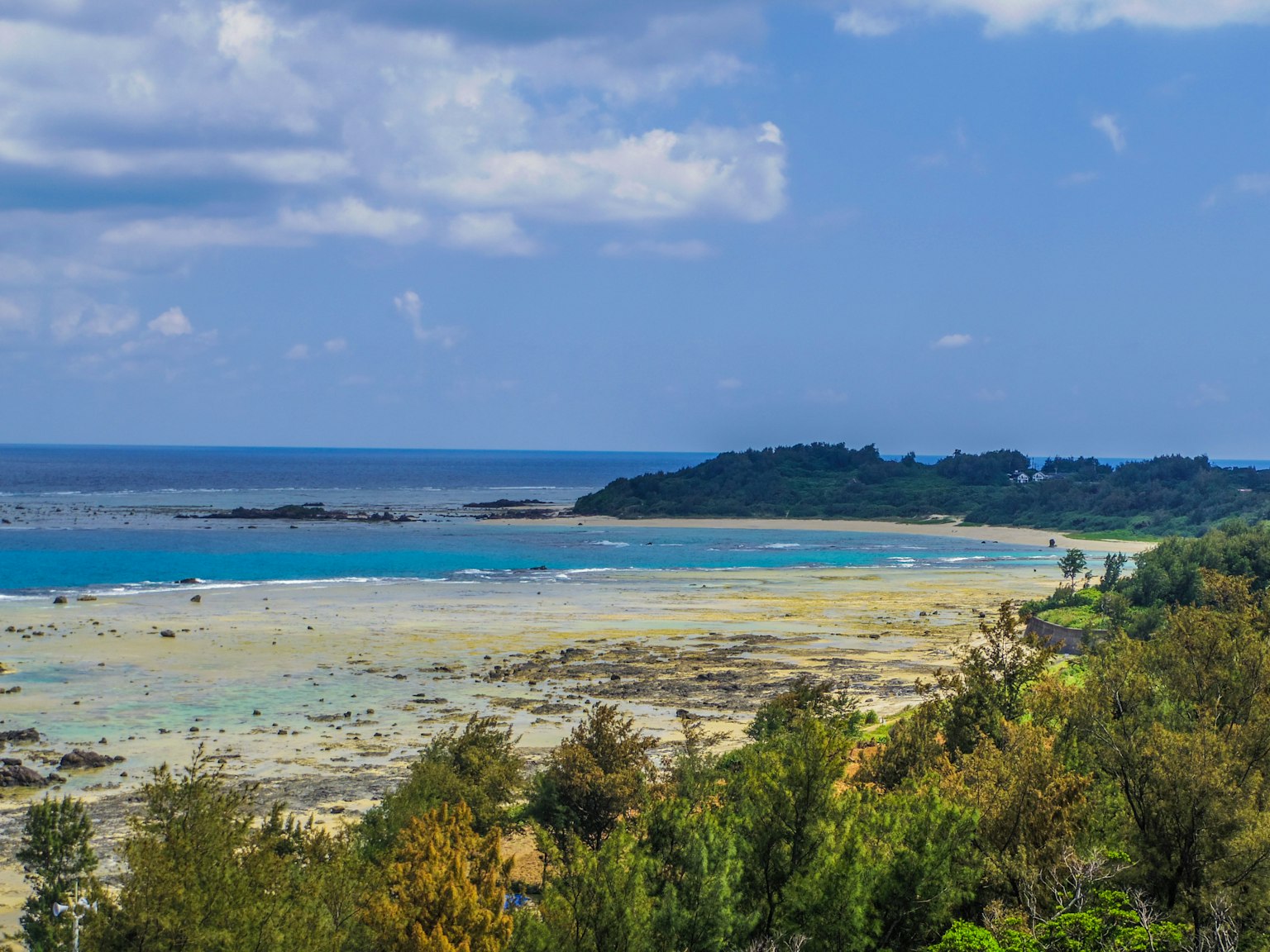 Pemandangan pantai yang indah di bawah langit biru dengan air jernih