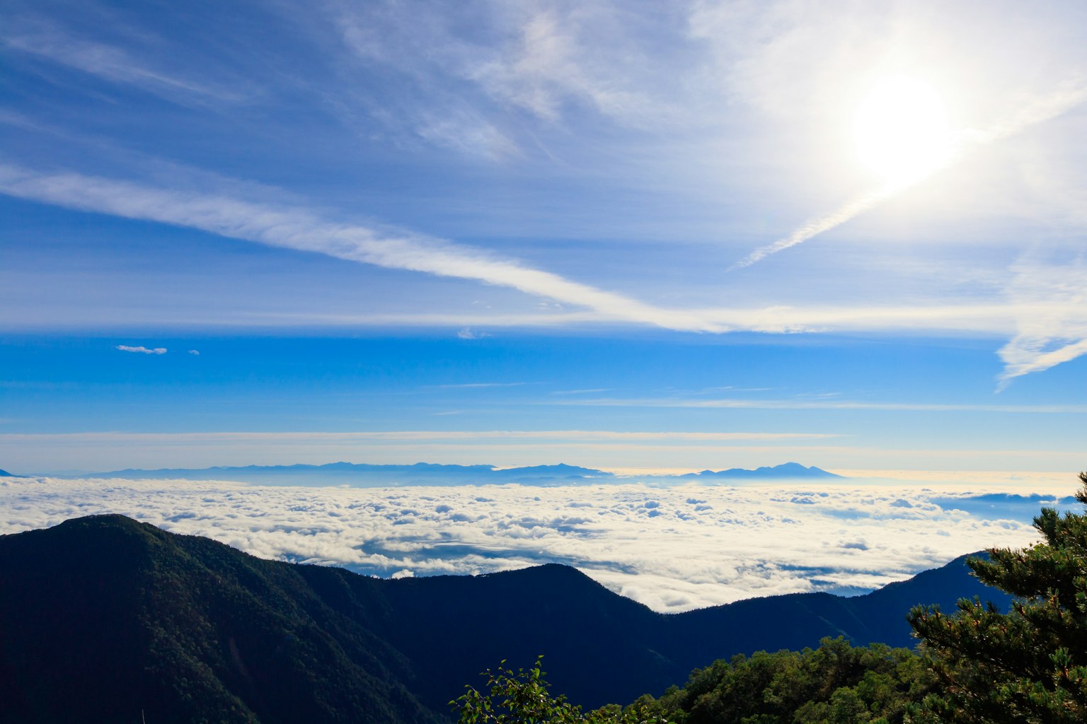 Berglandschaft mit blauem Himmel und Wolkenmeer
