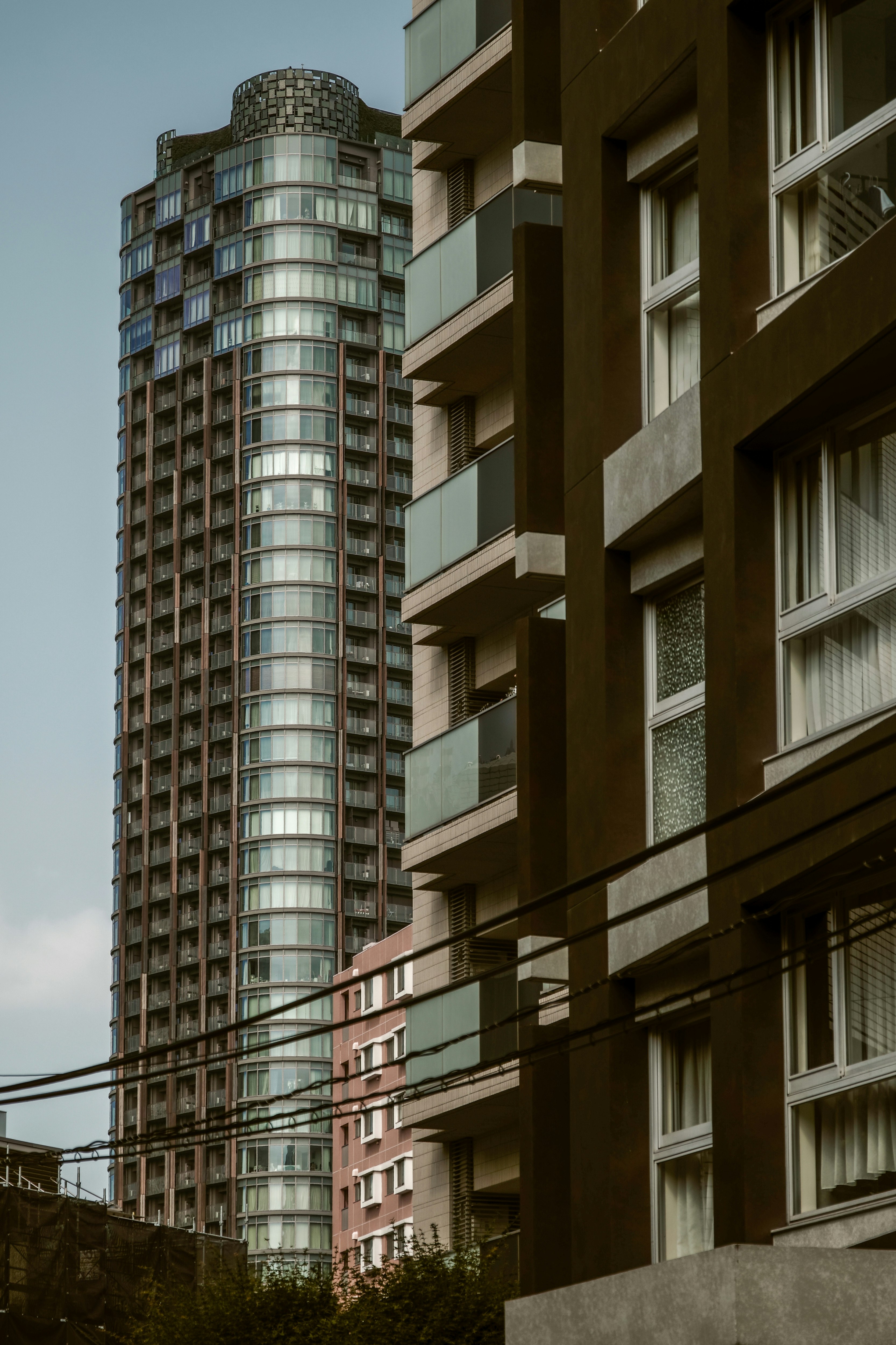 マンションの高層建物が並ぶ都市の街並み