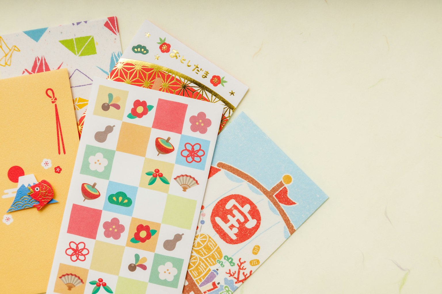 Design colorati di lettere e carte disposte insieme