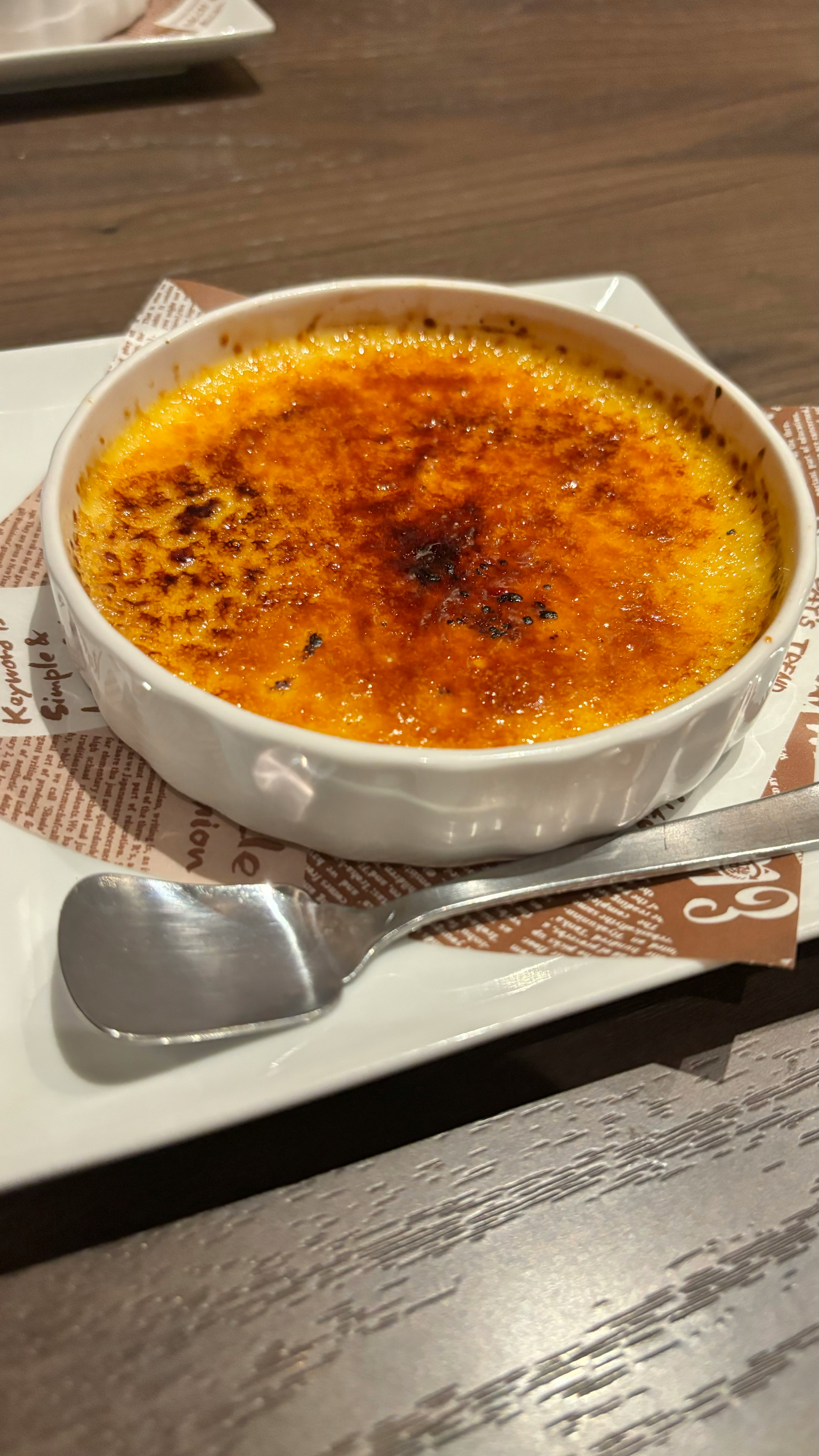 món crème brûlée trong khuôn nhỏ với lớp caramel cháy vàng