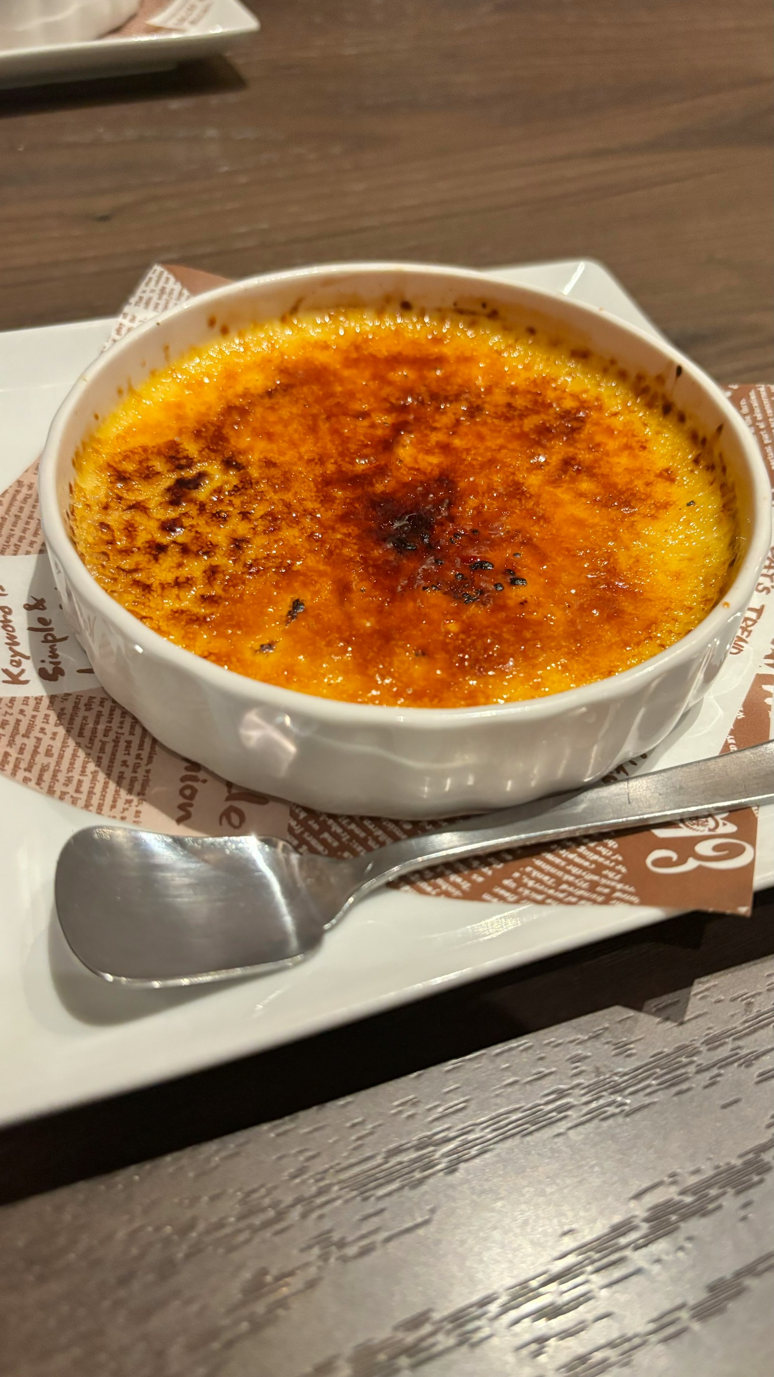 Un plato de crème brûlée sobre una mesa