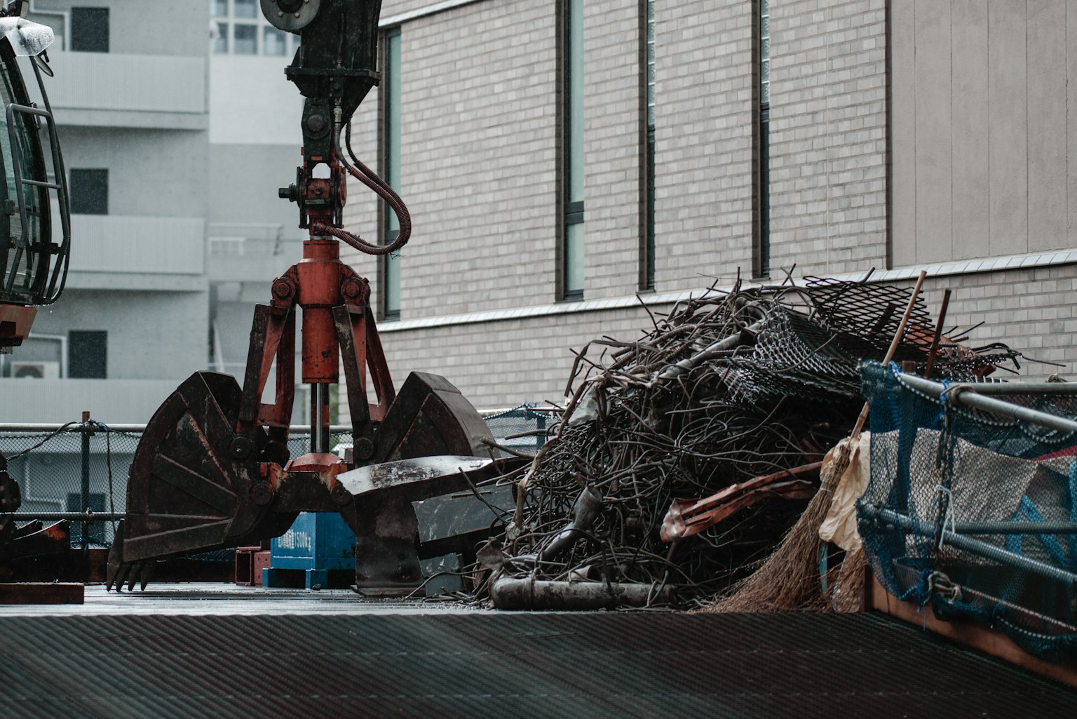 Une grue de chantier soulevant des débris métalliques