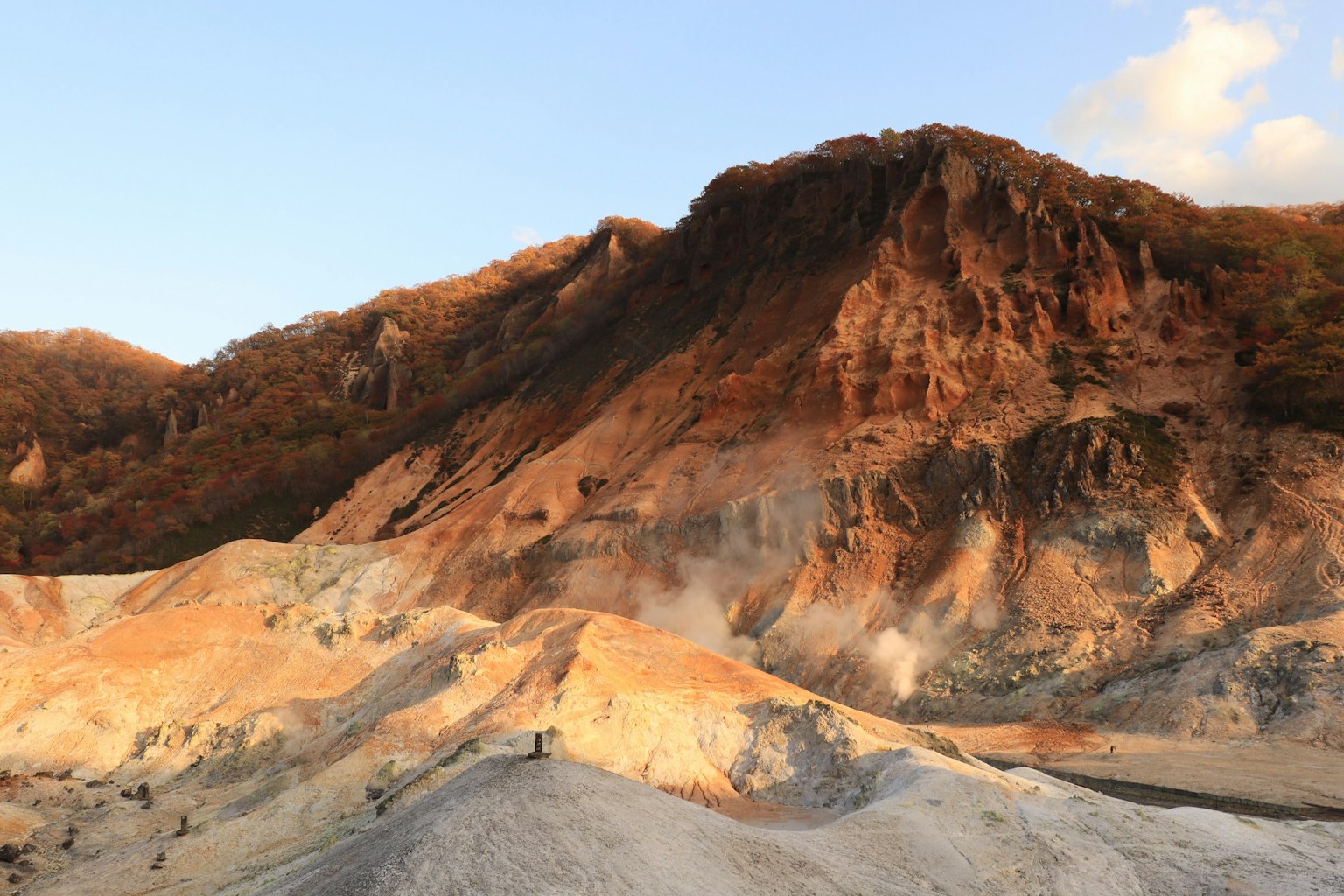 Paesaggio vulcanico con formazioni rocciose colorate