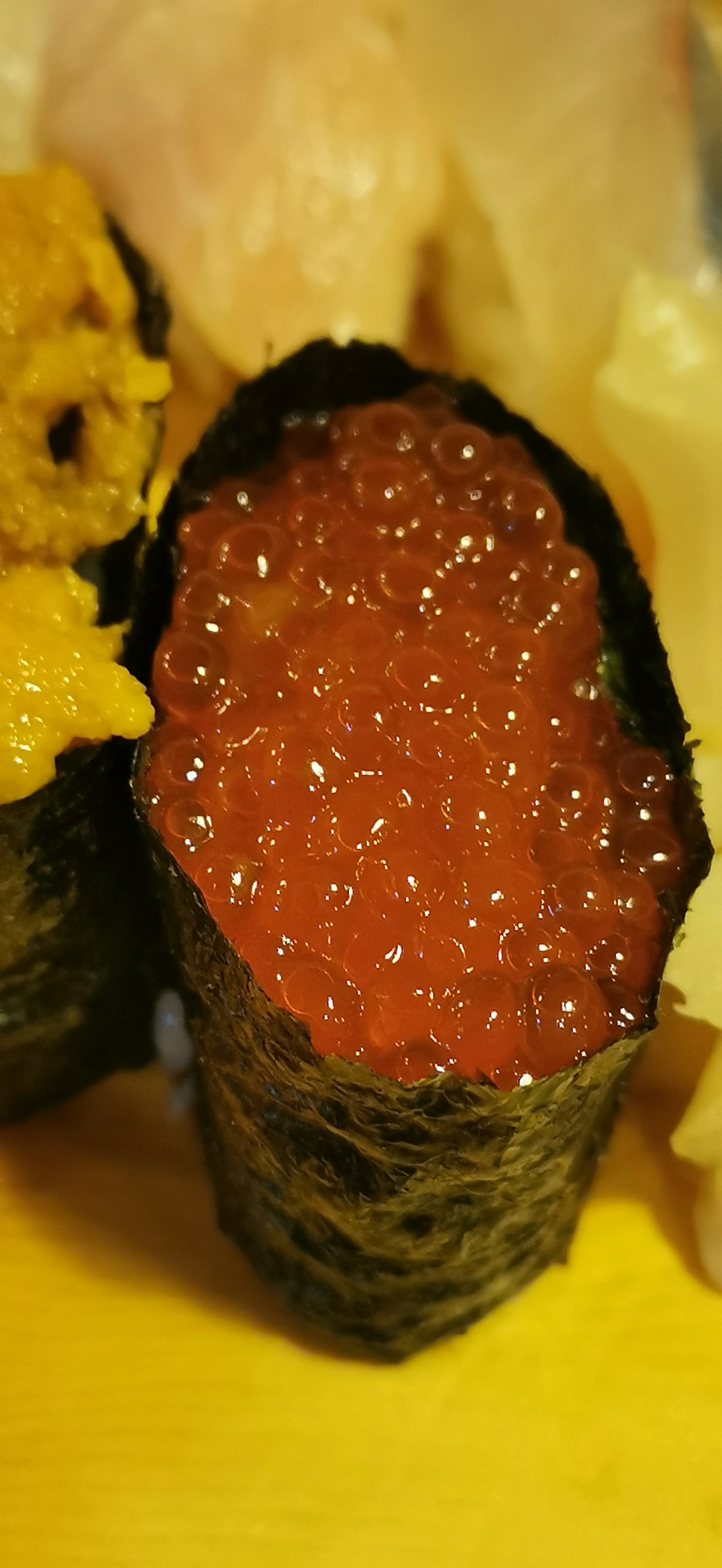ส่วนขวางของซูชิไข่ปลาแซลมอนที่แสดงให้เห็นไข่สีส้มสดใส
