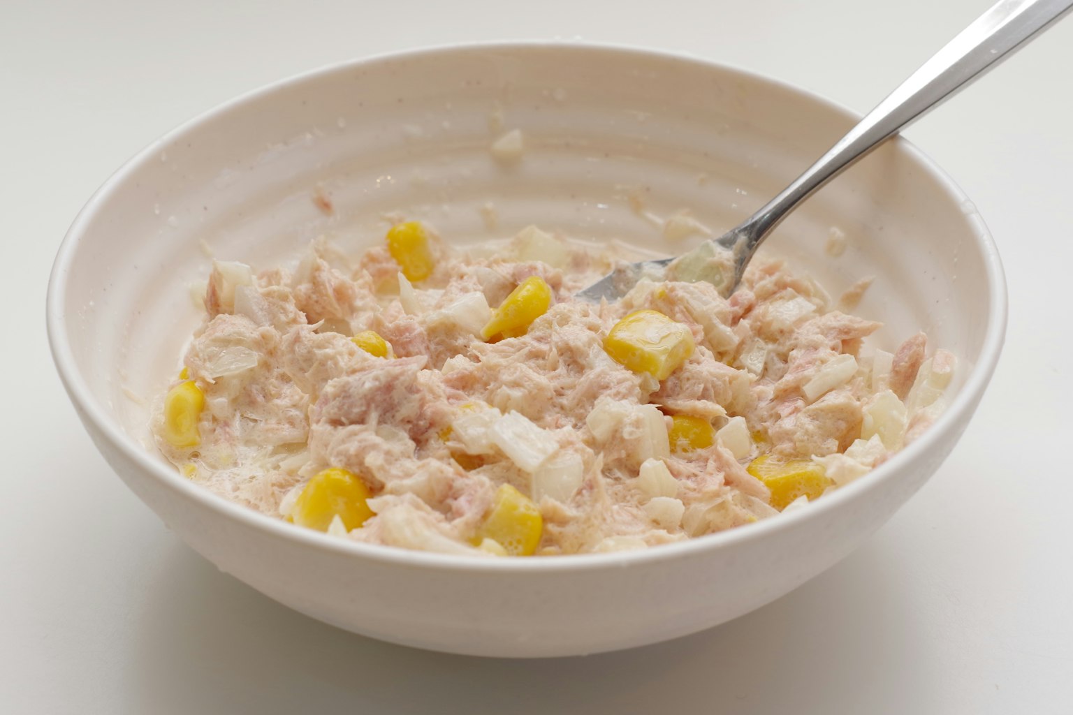 Bol de flocons d'avoine crémeux mélangé avec de la mangue et de la banane