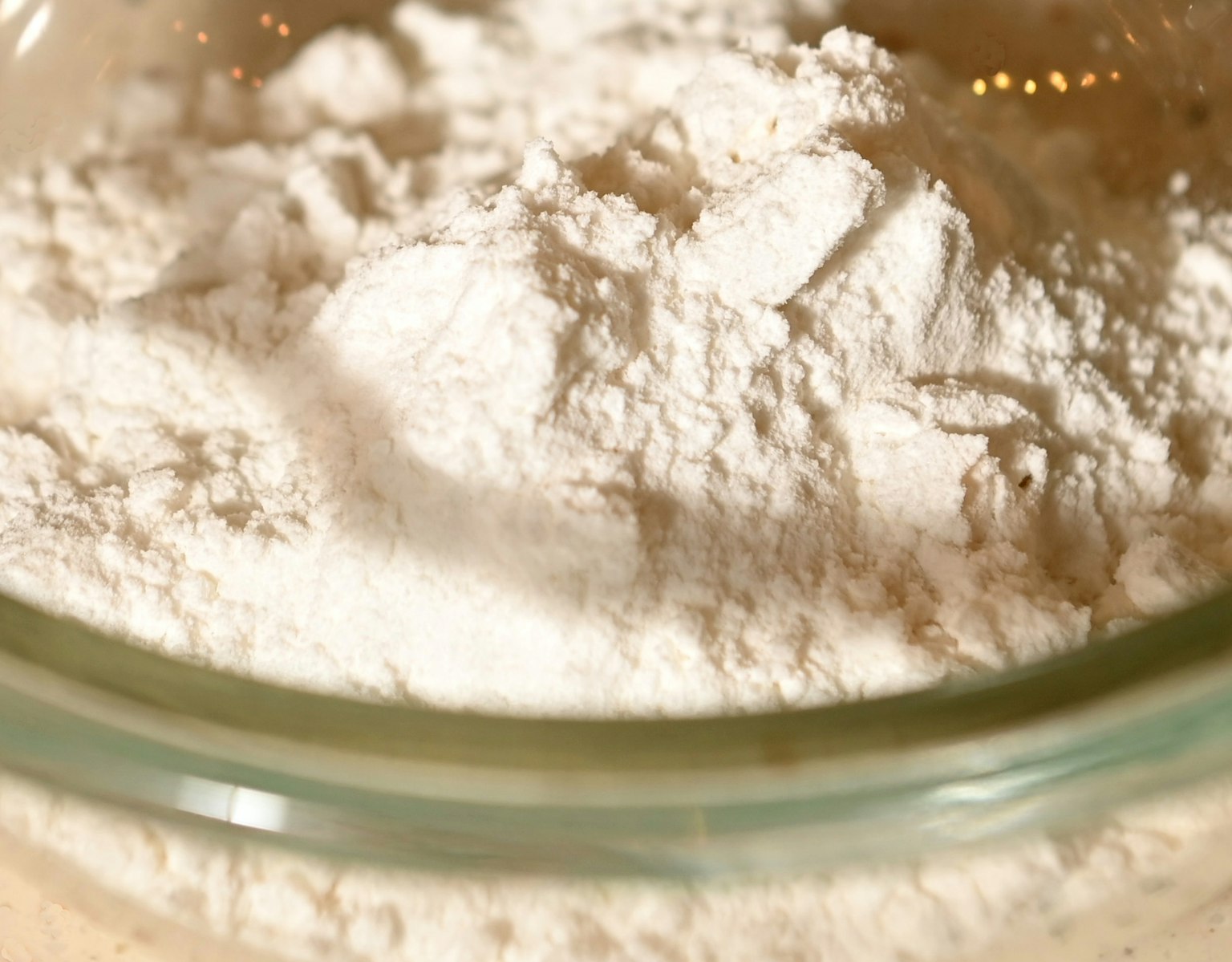 Close-up tepung putih dalam wadah kaca