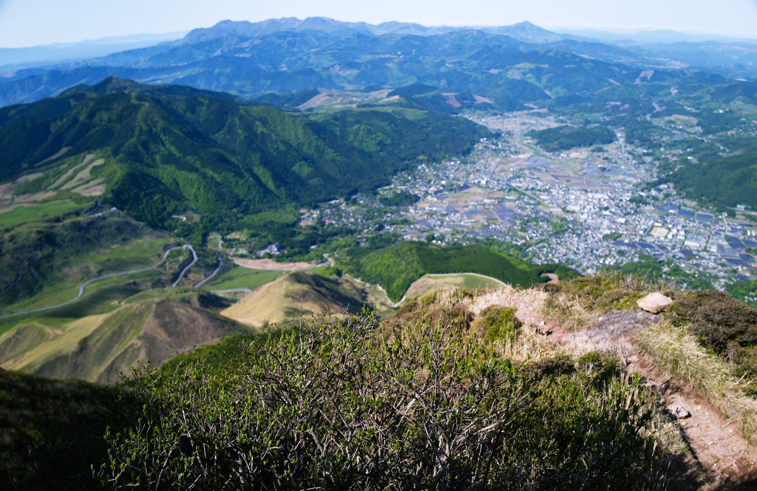 從山頂俯瞰的全景，綠色山丘和城鎮