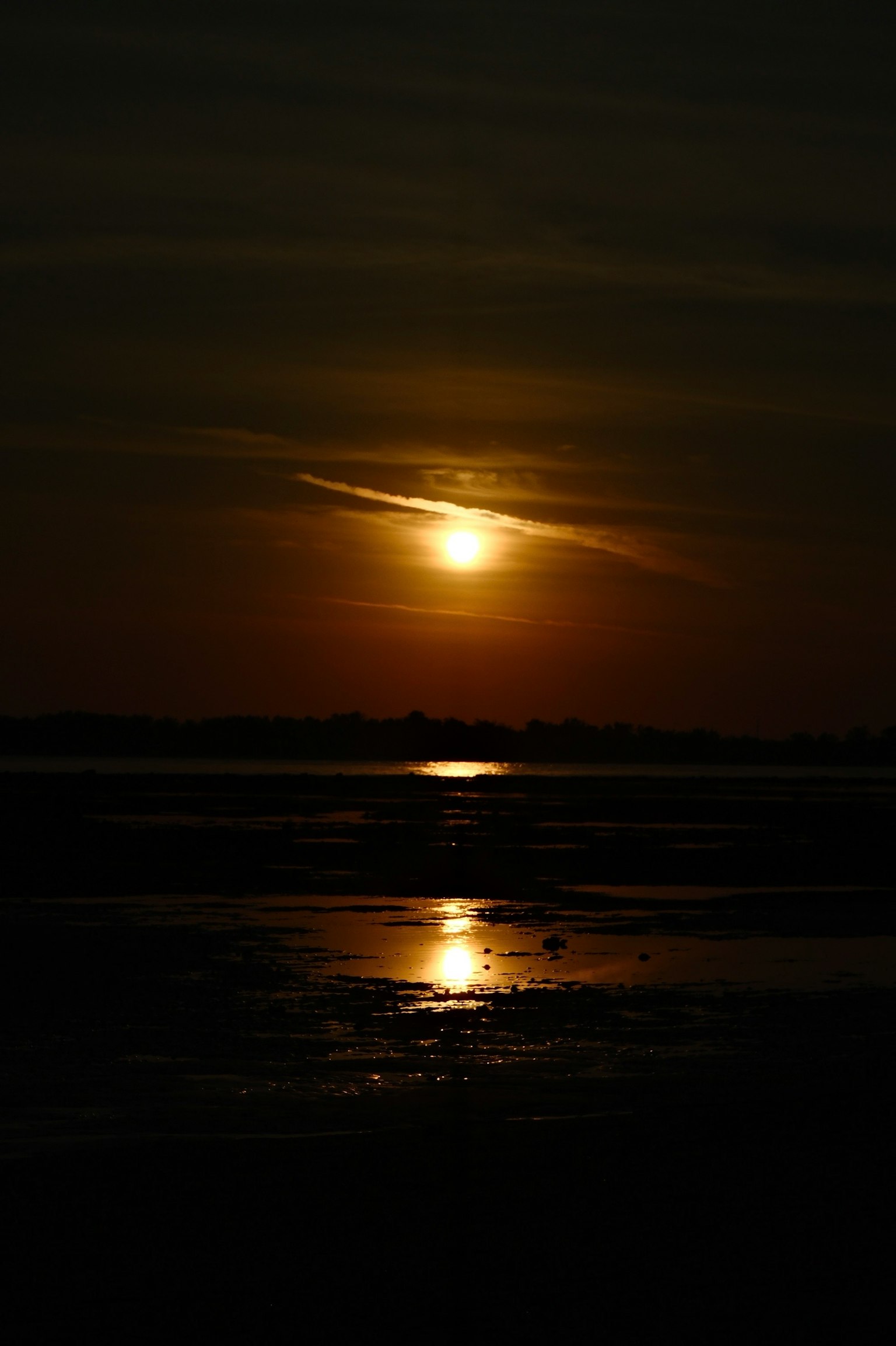 夕日が水面に反射する静かな風景