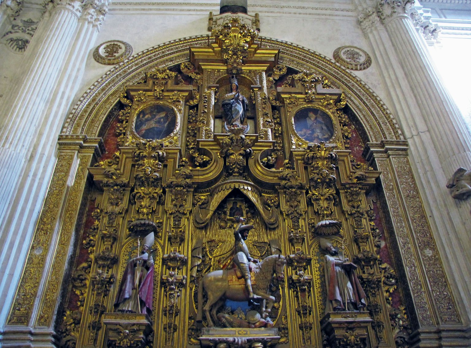 Autel doré décoratif avec des sculptures complexes dans l'intérieur d'une église