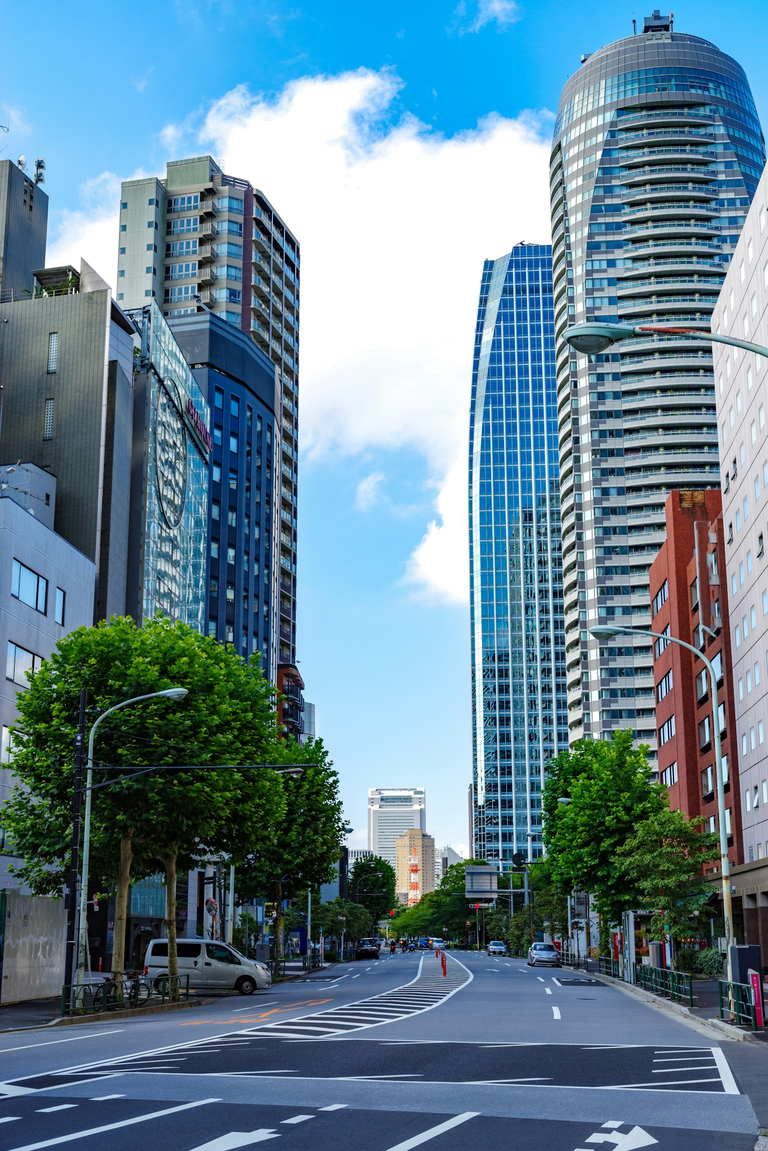 Paesaggio urbano con alti edifici e cielo blu chiaro
